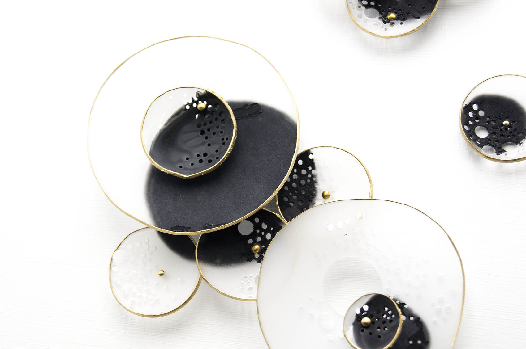 dp3d067-black-dots-detail3.jpg