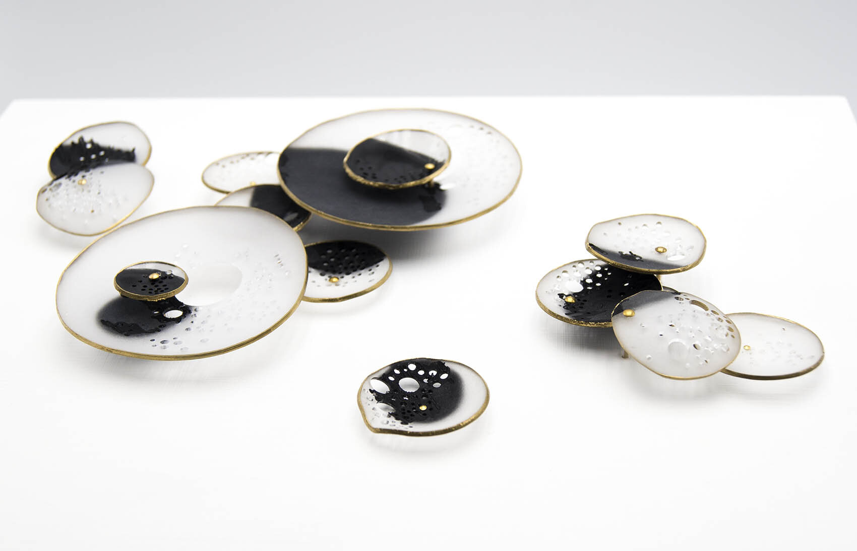 dp3d067-black-dots-detail4.jpg