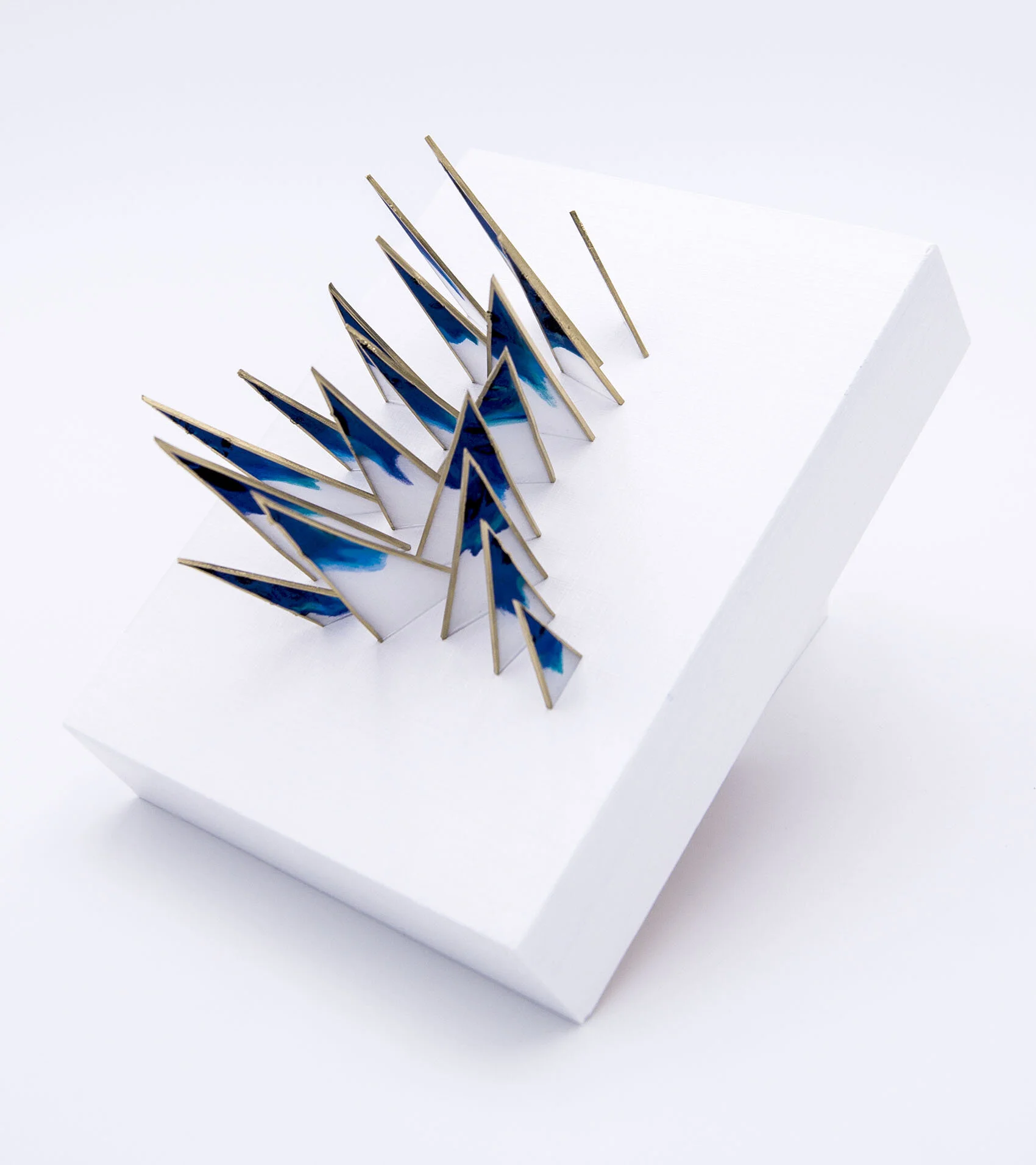 ch3d001-blue-quills-corner.jpg