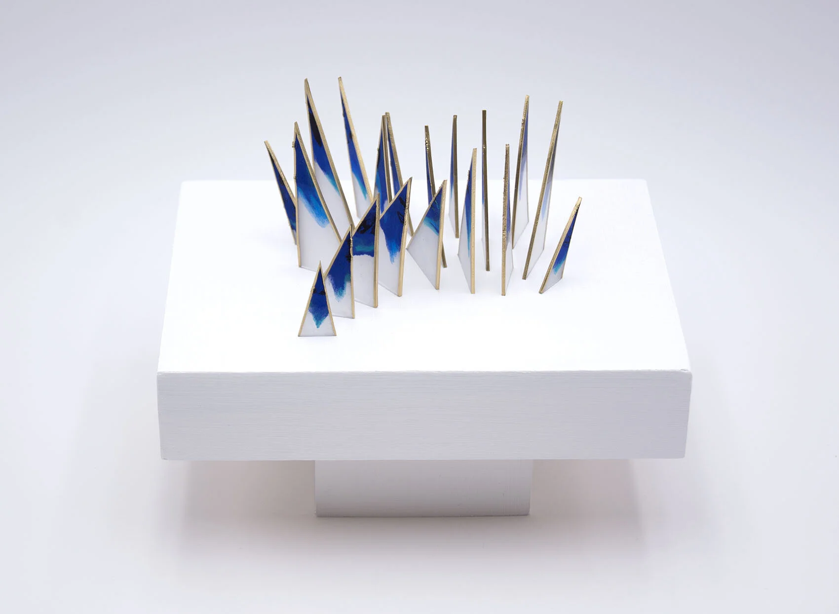 ch3d001-blue-quills-pedestal.jpg