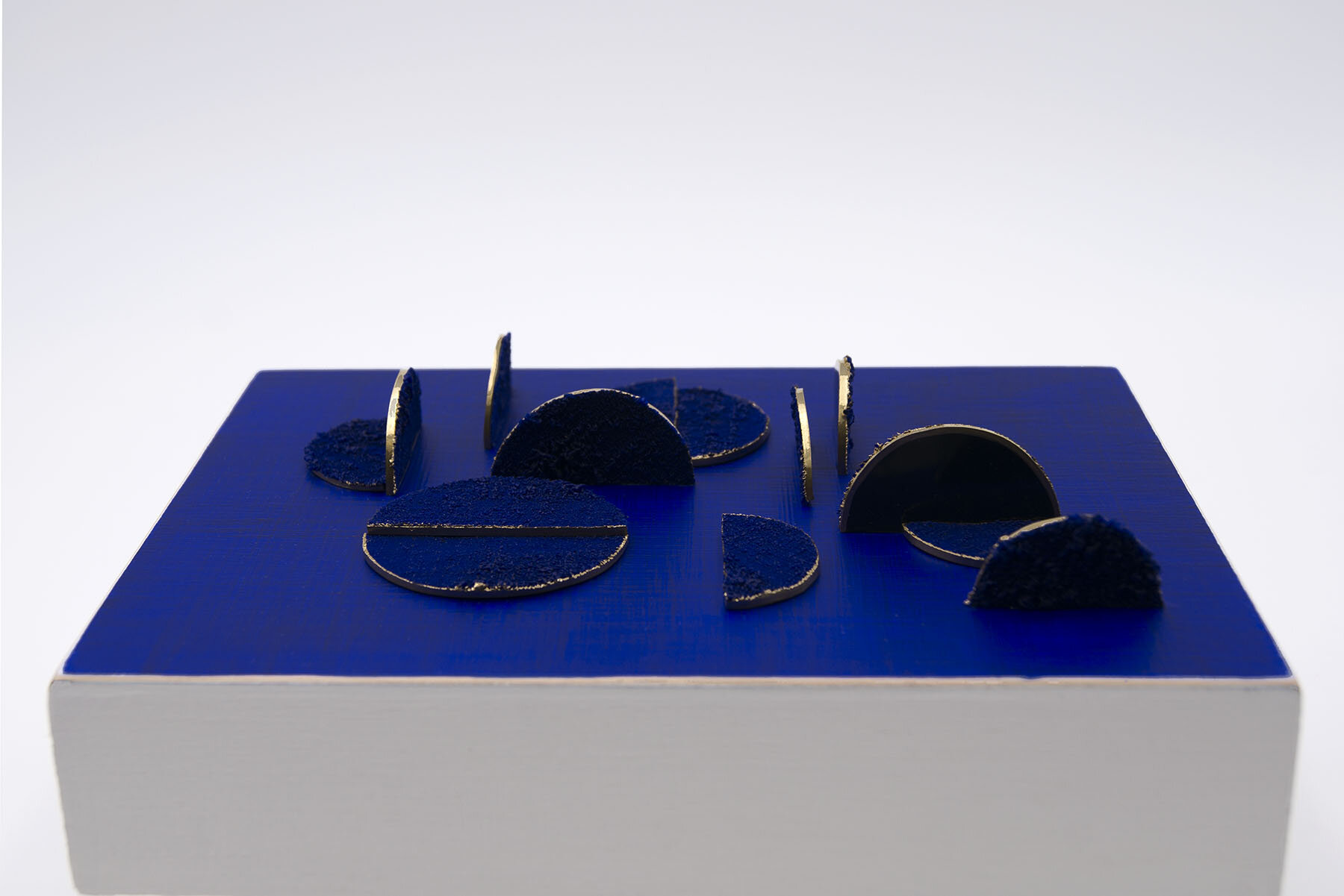 ch3d023-klein-set-semicircles-detail2.jpg