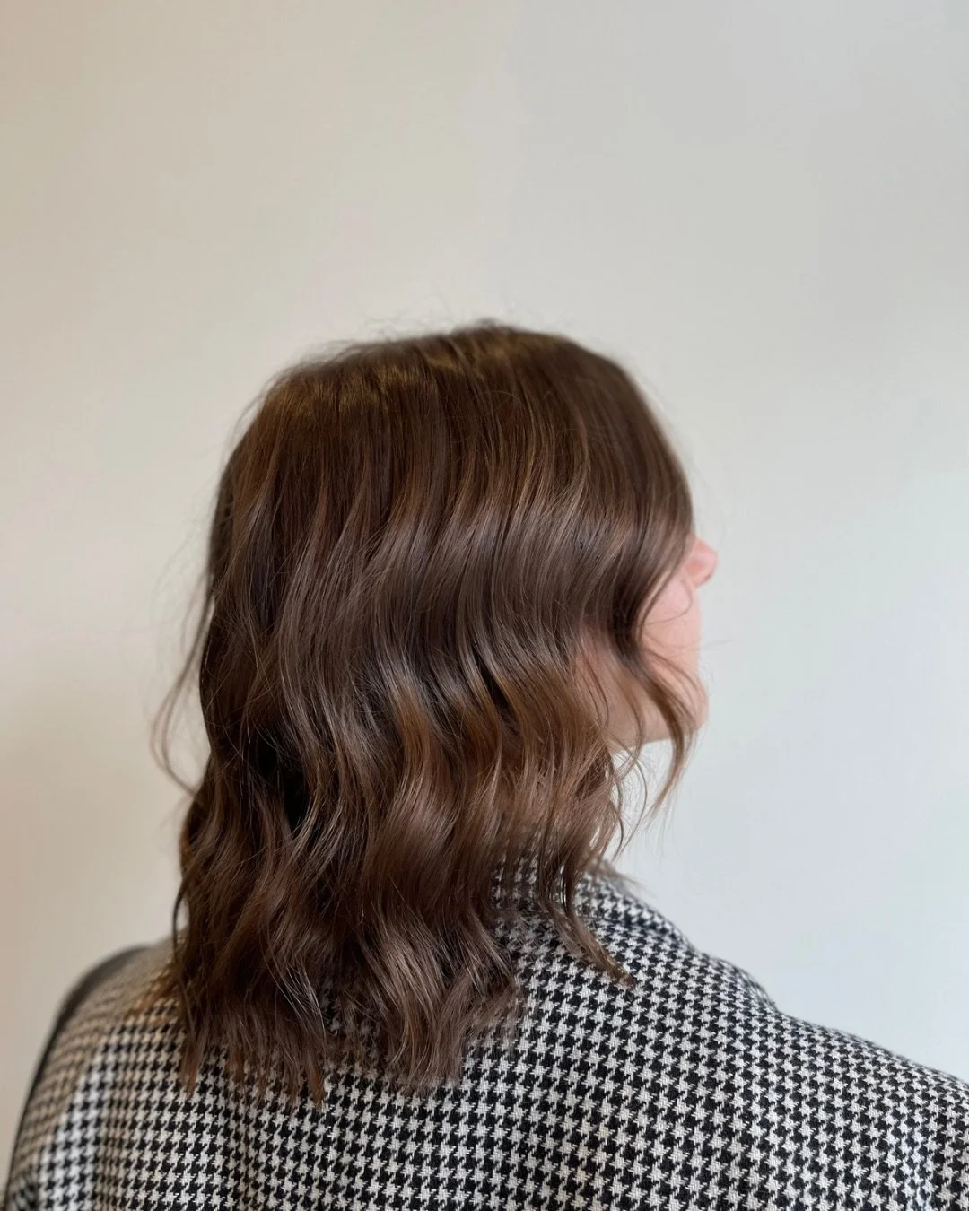 Summer on our minds &amp; camera-ready hair 📸☀️

Okay yes&hellip; it just snowed. Again.But inside the salon? It&rsquo;s all warmth, good energy, and clients who refuse to let late-winter vibes win.

Every laugh, every visit, every bit of support&md