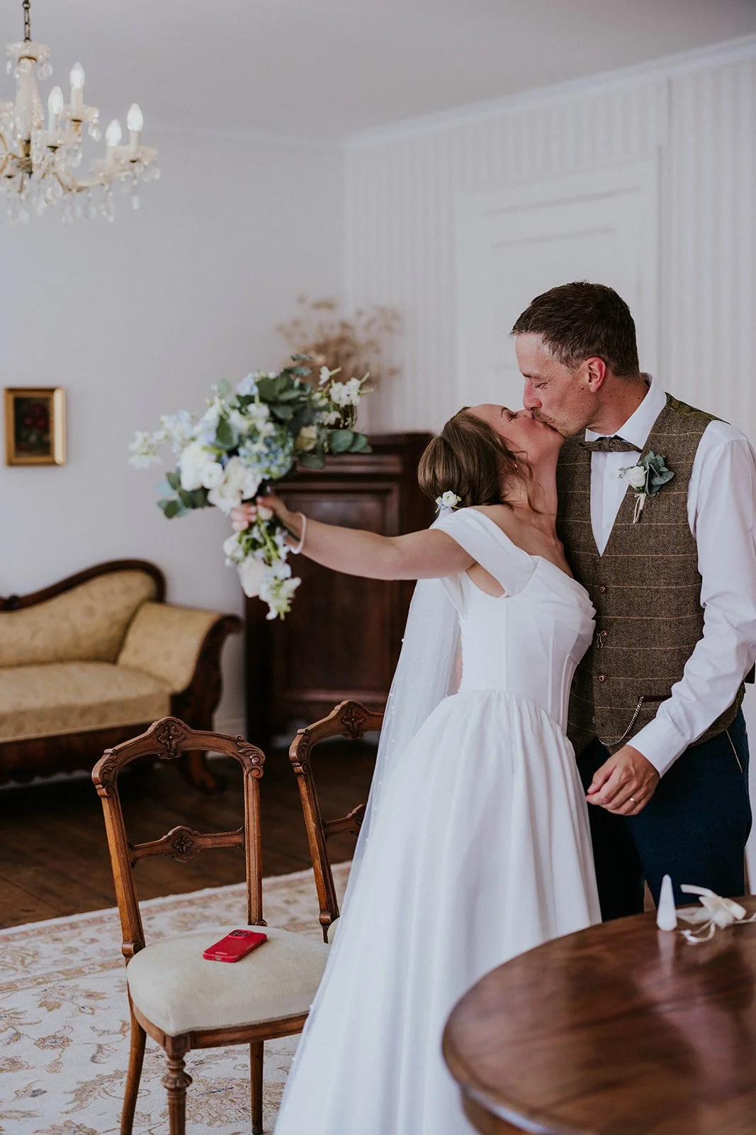 Intime Inselhochzeit in Dänemark mit einem küssenden Brautpaar im kerzenbeleuchteten Hochzeitssaal des Old Merchants House.