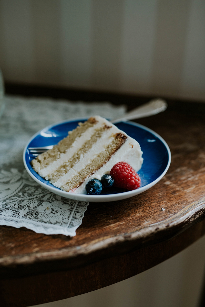 Artisan wedding cake with berries | full-service destination wedding | get married in Denmark | Aero Island | Danish Island Weddings | Denmark wedding planners and venue