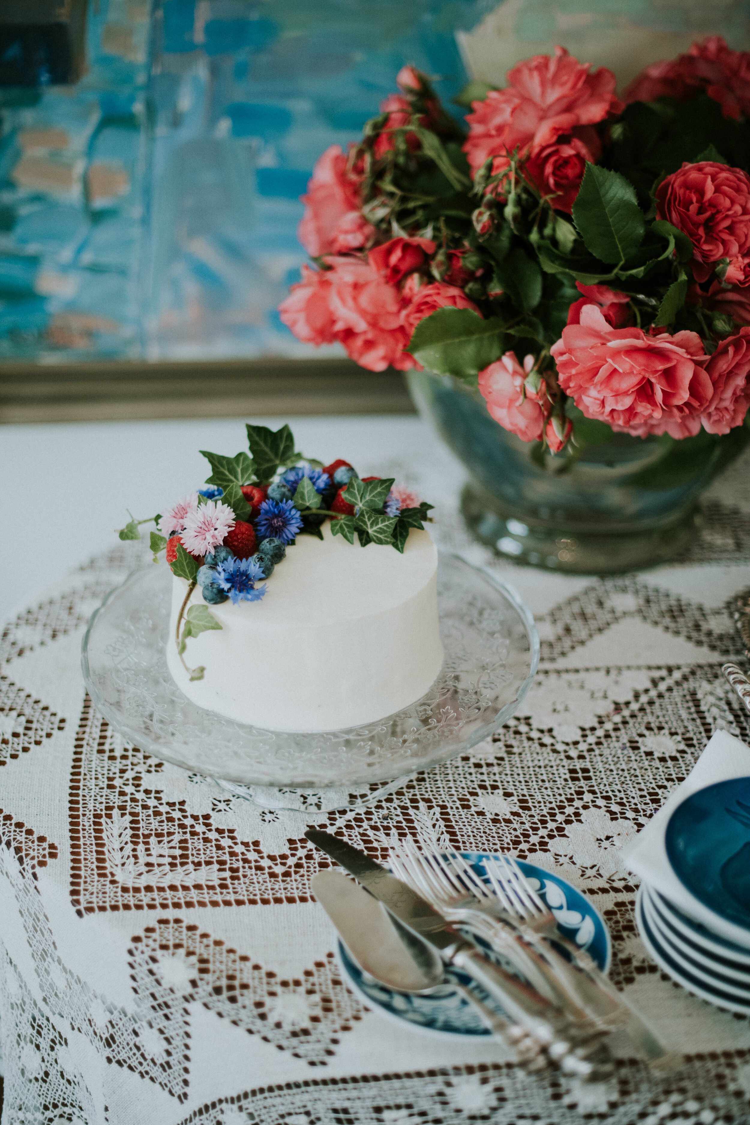 Artisan wedding cake with flowers | full-service destination wedding | get married in Denmark | Aero Island | Danish Island Weddings | Denmark wedding planners and venue