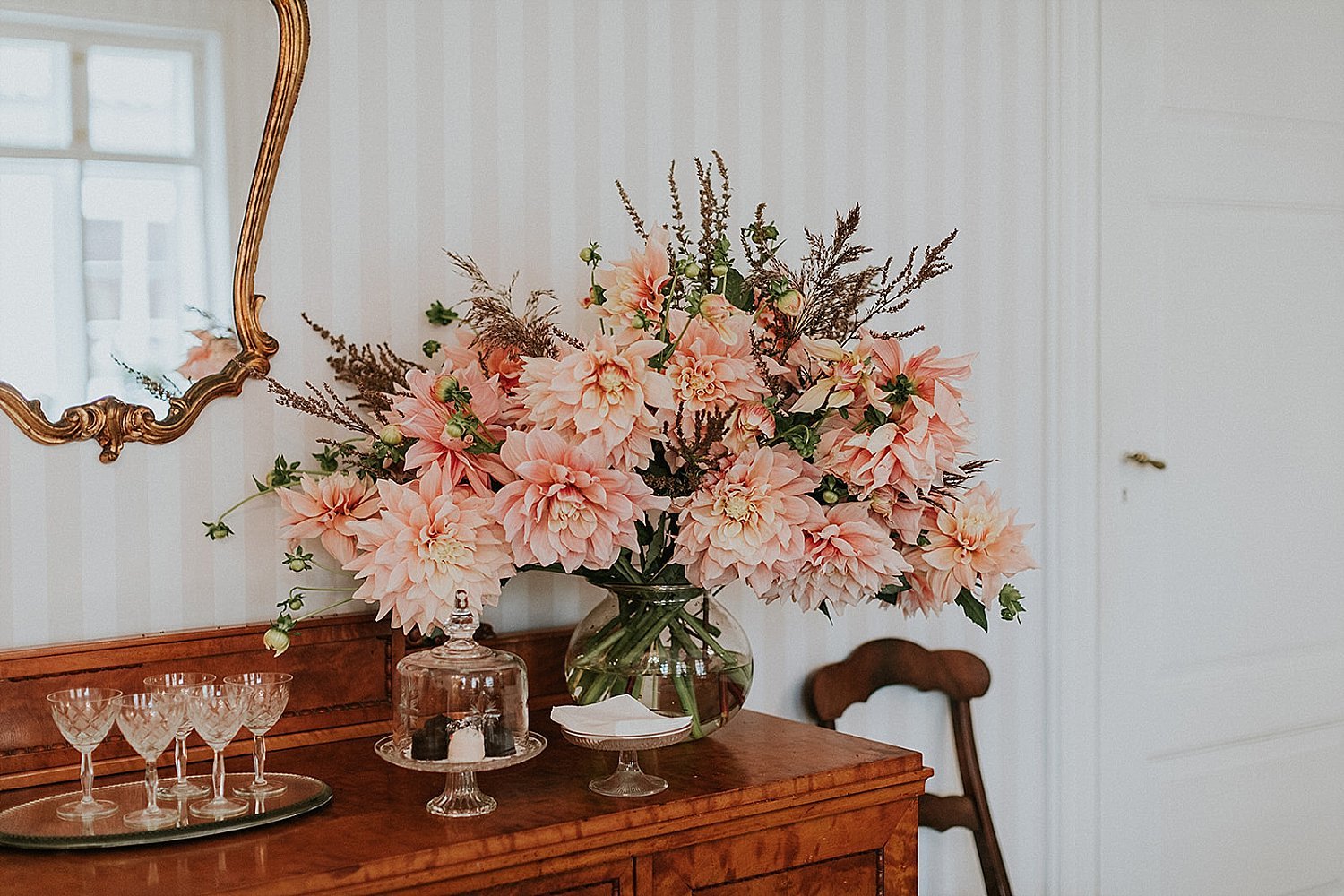 large peach bohemian boho floral arrangement on table | fall autumn wedding flowers | elope abroad | Aero Island | Danish Island Weddings | Full service Denmark wedding planners 