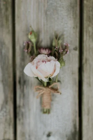summer-wedding-boutonniere-pink-rose-rustic-wood