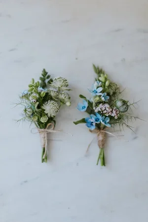 minimalist-summer-wedding-boutonnieres-marble