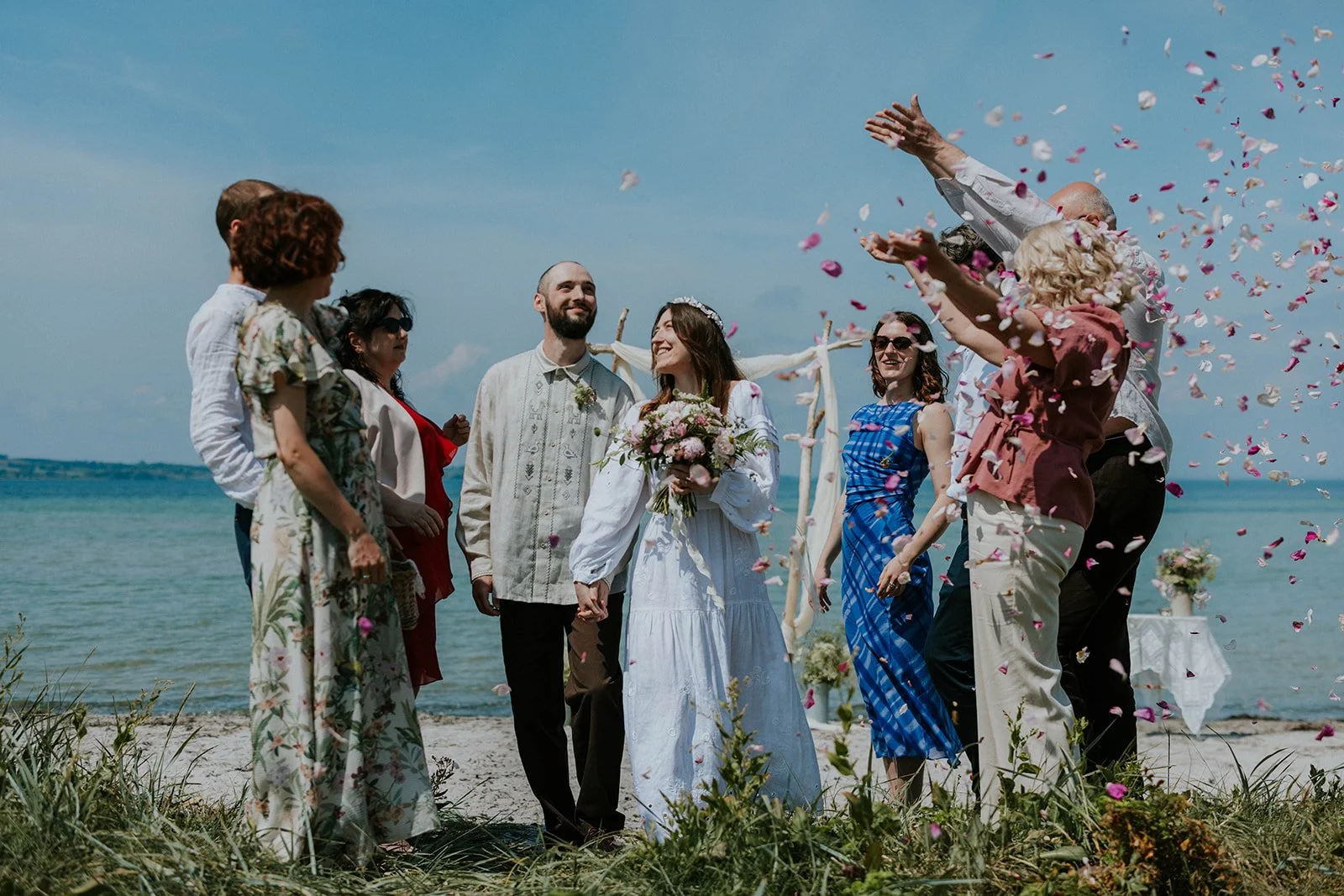 Brautpaar heiratet zu zweit am Strand in Dänemark bei einer idyllischen Elopement Hochzeit.