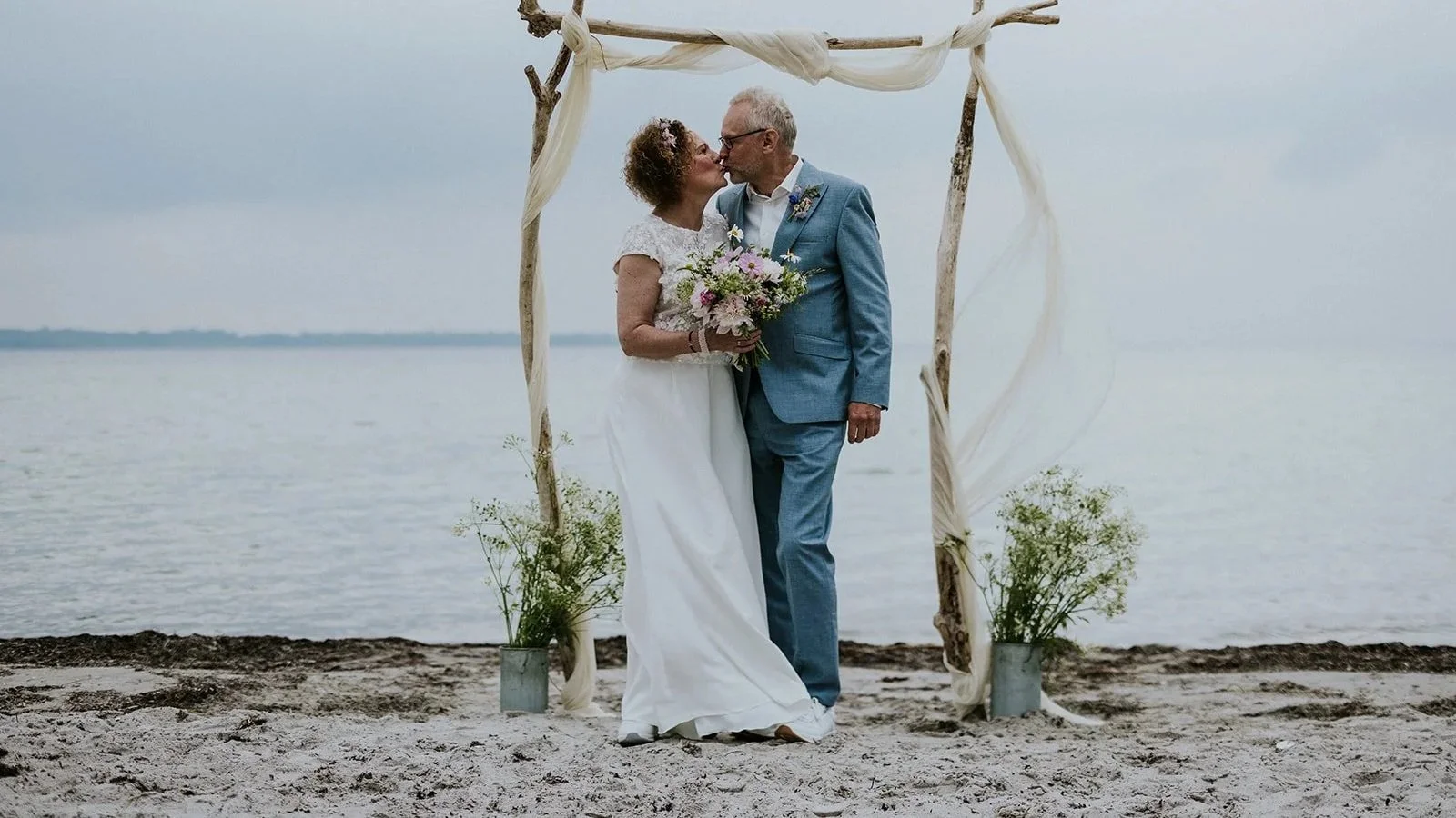 minimalist-wooden-wedding-arch-deserted-beach-aeroe.jpg