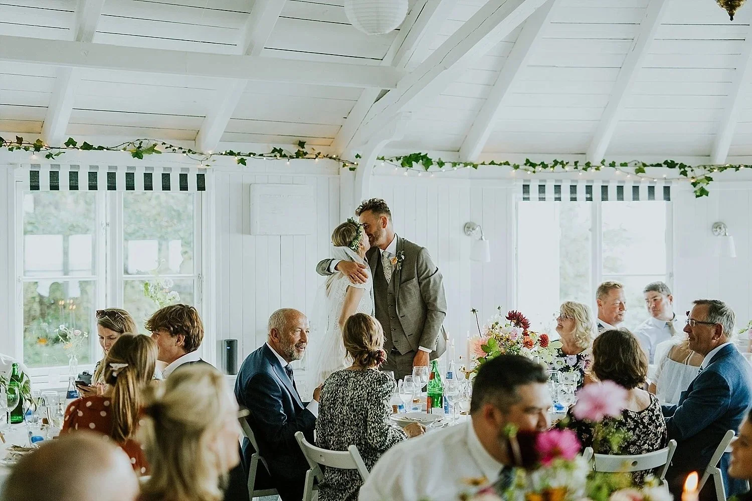 Romantic seaside hotel wedding with many guests in an elegant but informal setting. Perfect boutique wedding in a relaxed and effortless style.