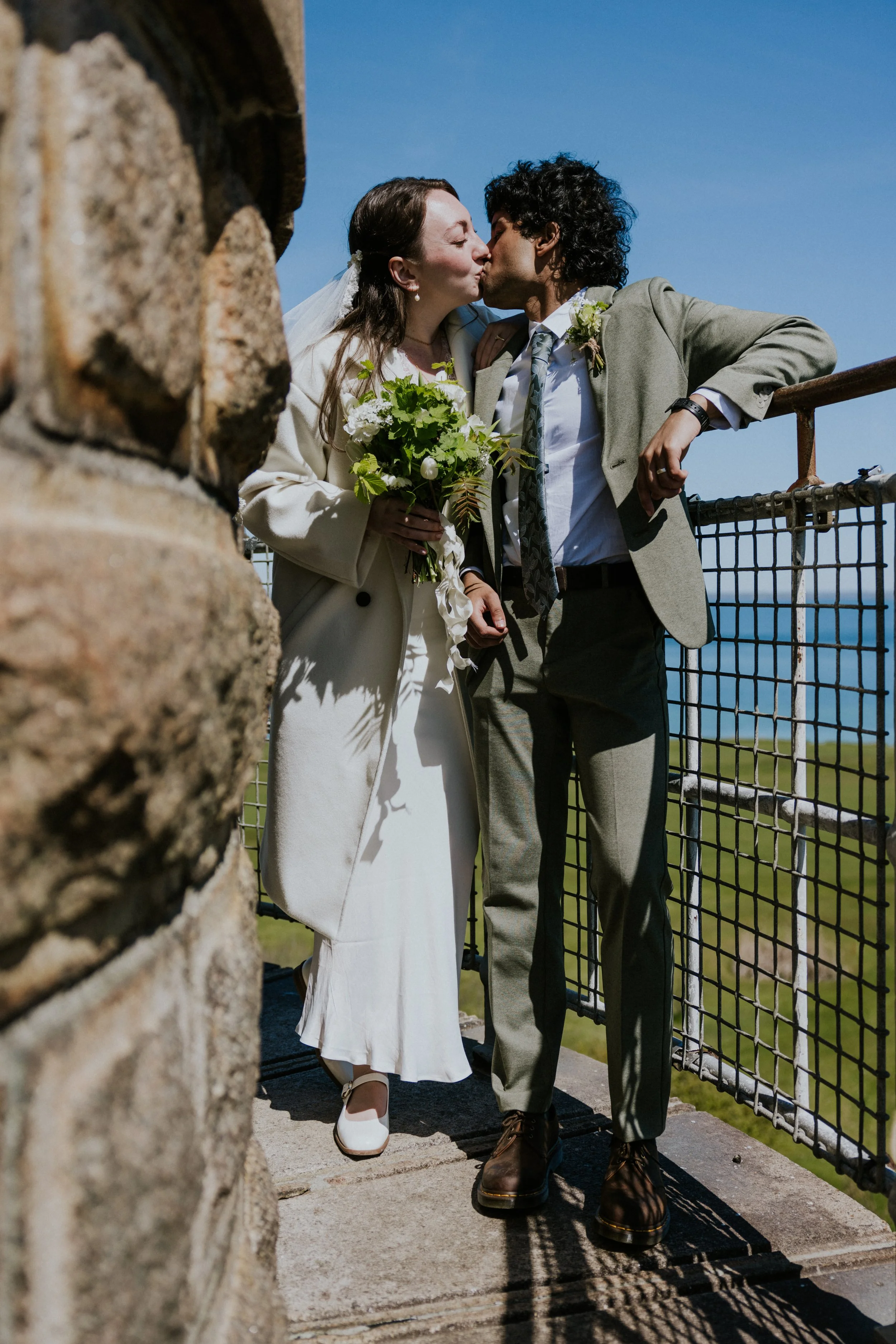 Intimes Leuchtturm Elopement in Dänemark mit einem küssenden Brautpaar hoch über dem südfynischen Inselmeer.