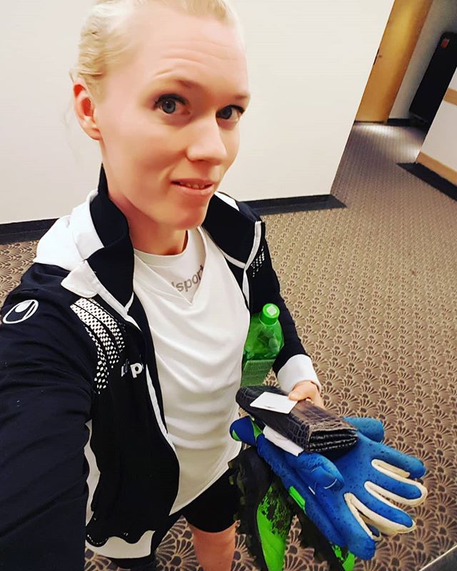Rocking this black and white kit from @uhlsportsweden at my GK-session with @goldenglovessweden today!