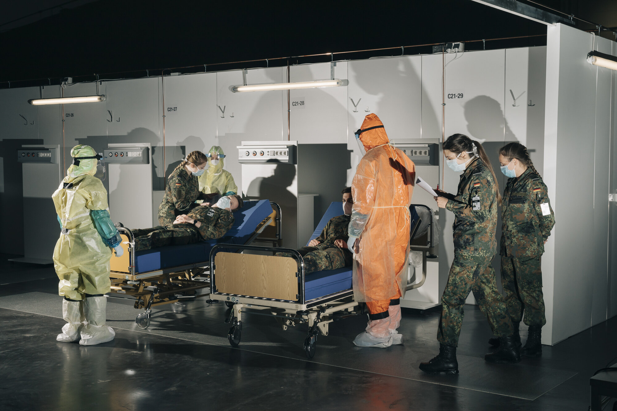  Trainee officers of the Bundeswehr practice in April in a makeshift hospital how to deal with coronapatients. 