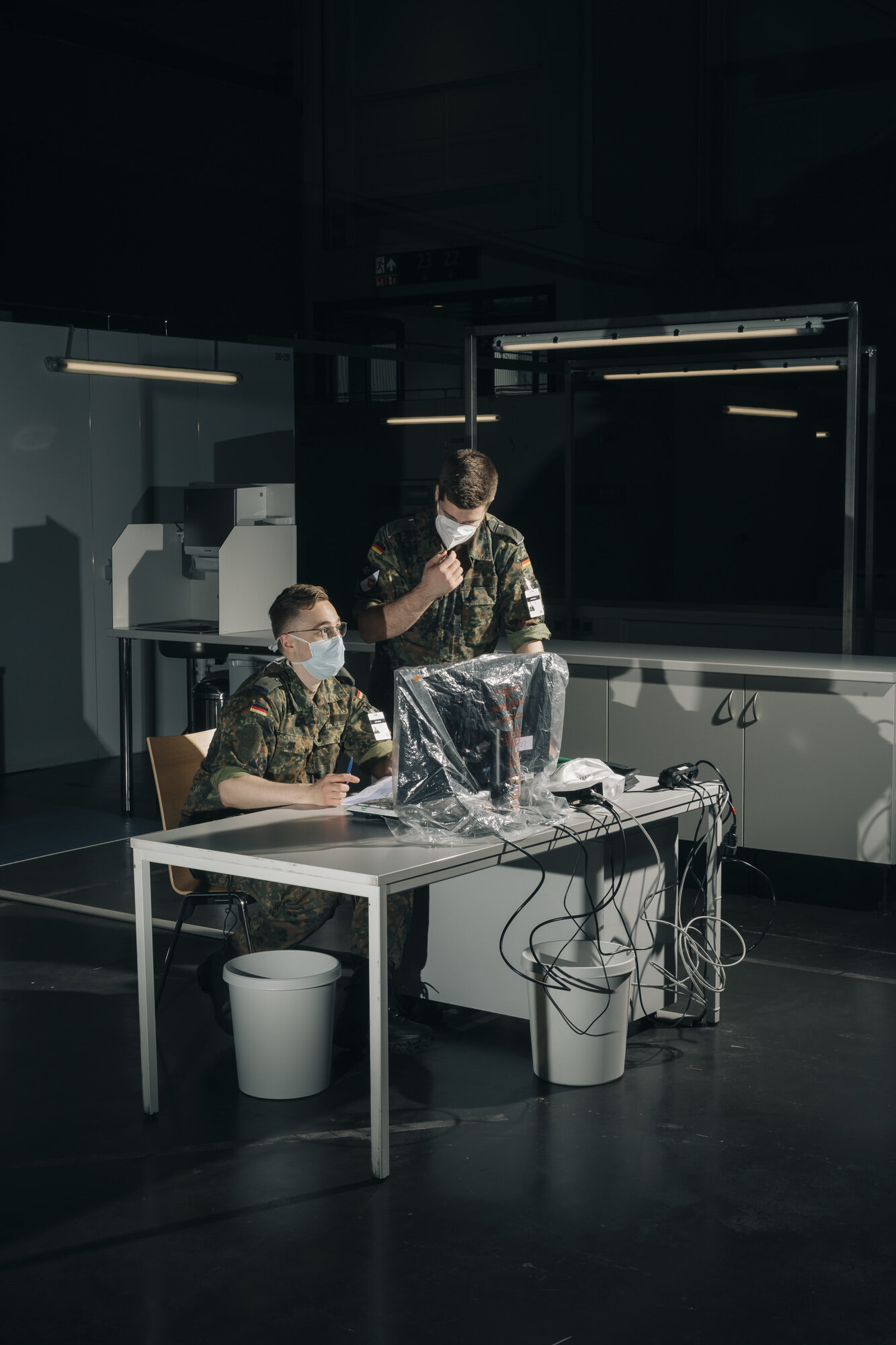  Candidate officers of the German Armed Forces who are studying medicine work out emergency procedures in the makeshift hospital on the Hanover exhibition grounds. 