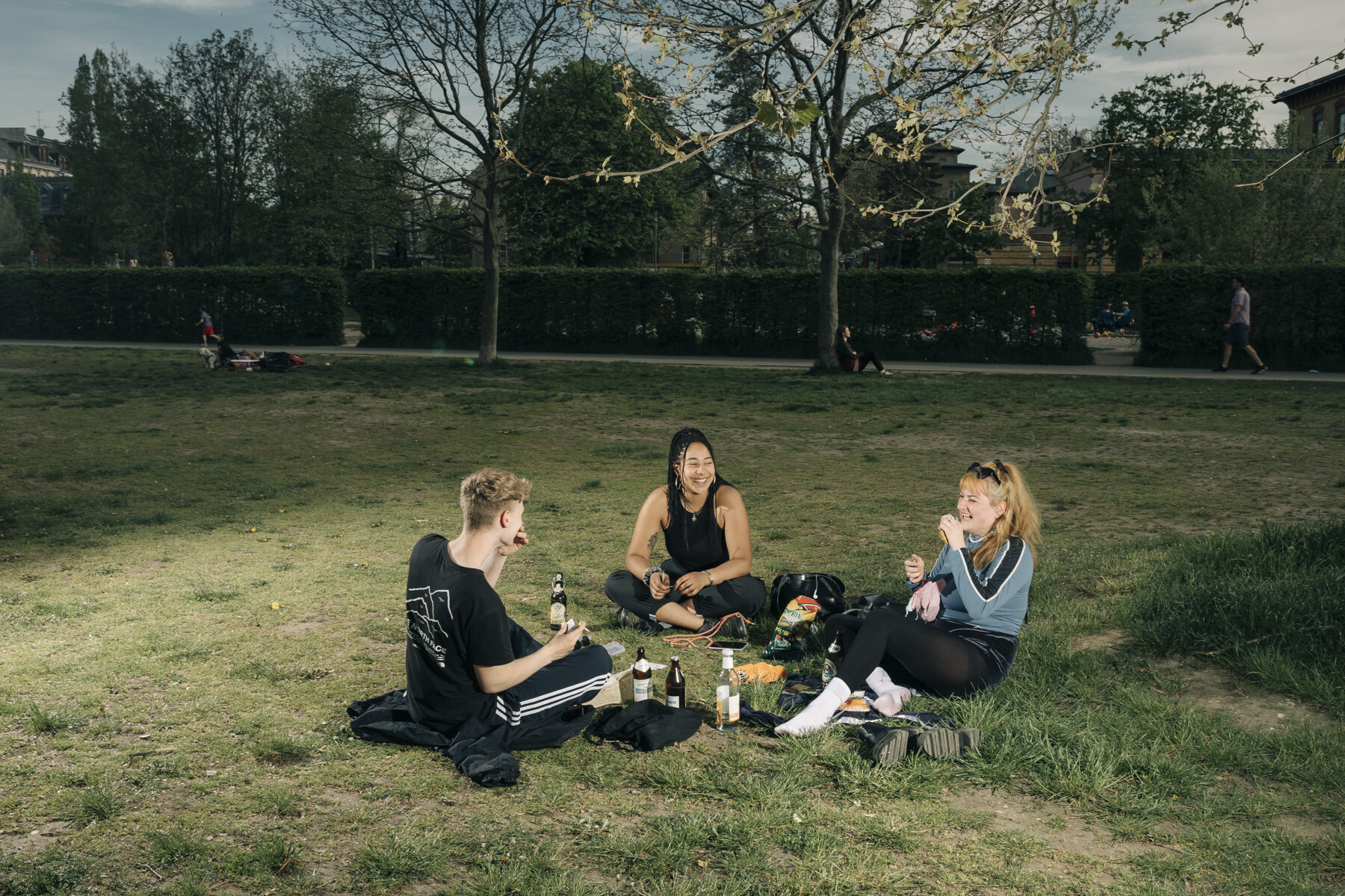 Lennart, Modia and Lotte are friends since years. After beeing locked up in lockdown for many weeks, in May they start meeting again outside to play cards and hang around. 