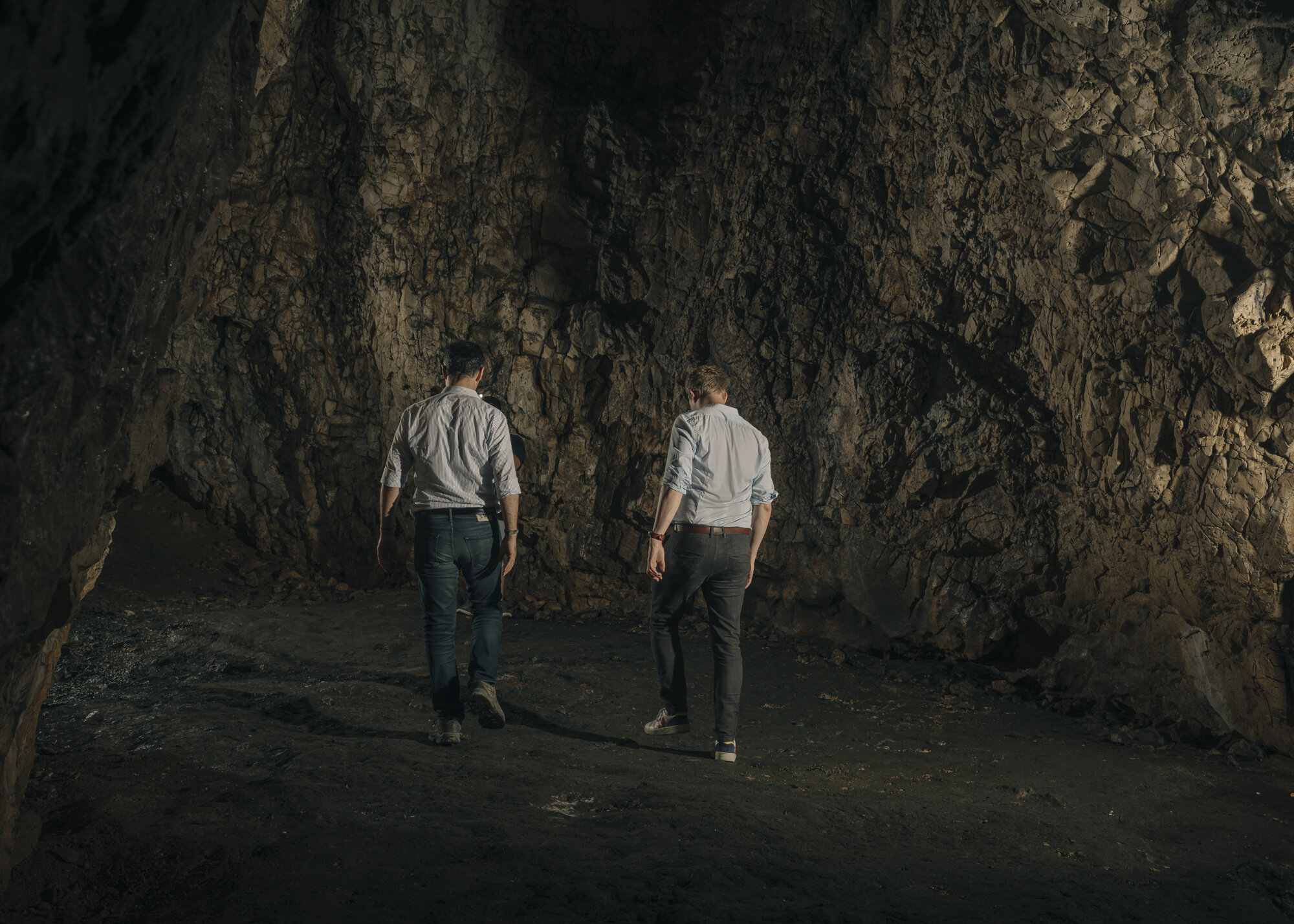  Cem Özdemir and Marcel Emmerich visit a cave in Baden-Württemberg. 