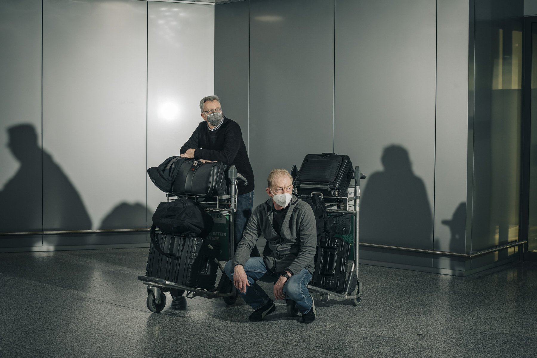  Two workers with their luggage at the airport hannover. Due to their job, they fly to Thaiwan for to set up a machine there. They are forced to go to a quarantine hotel for 14 days, despite vaccination and a negative PCR test, before they are allowe