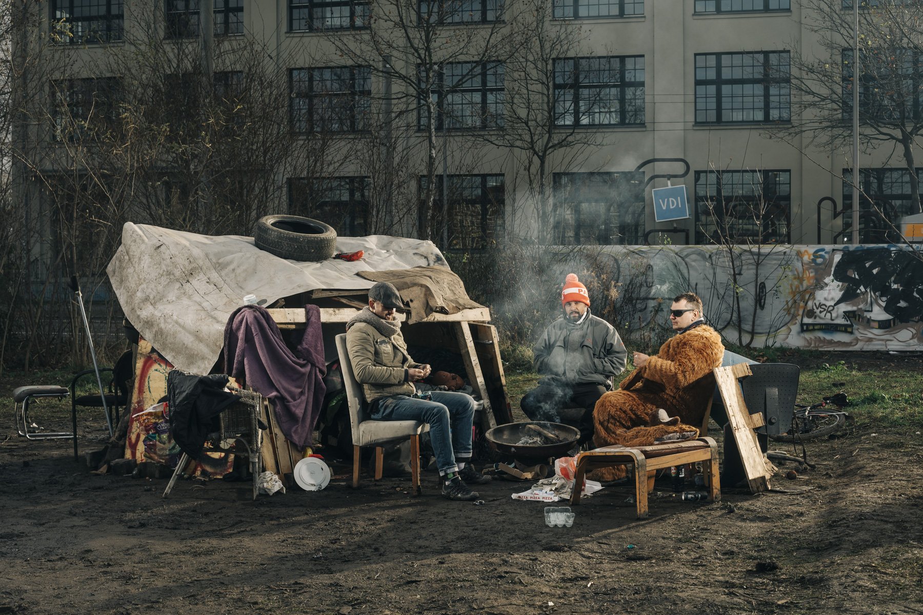 Nick, Michel, Silvio and Vladimir meet on a wasteland in Leipzig to spend time together. Since no big parties are allowed at the moment, they like to sit around their fire bowl and listen to mobile phone music. Nick does not know whether he has had 