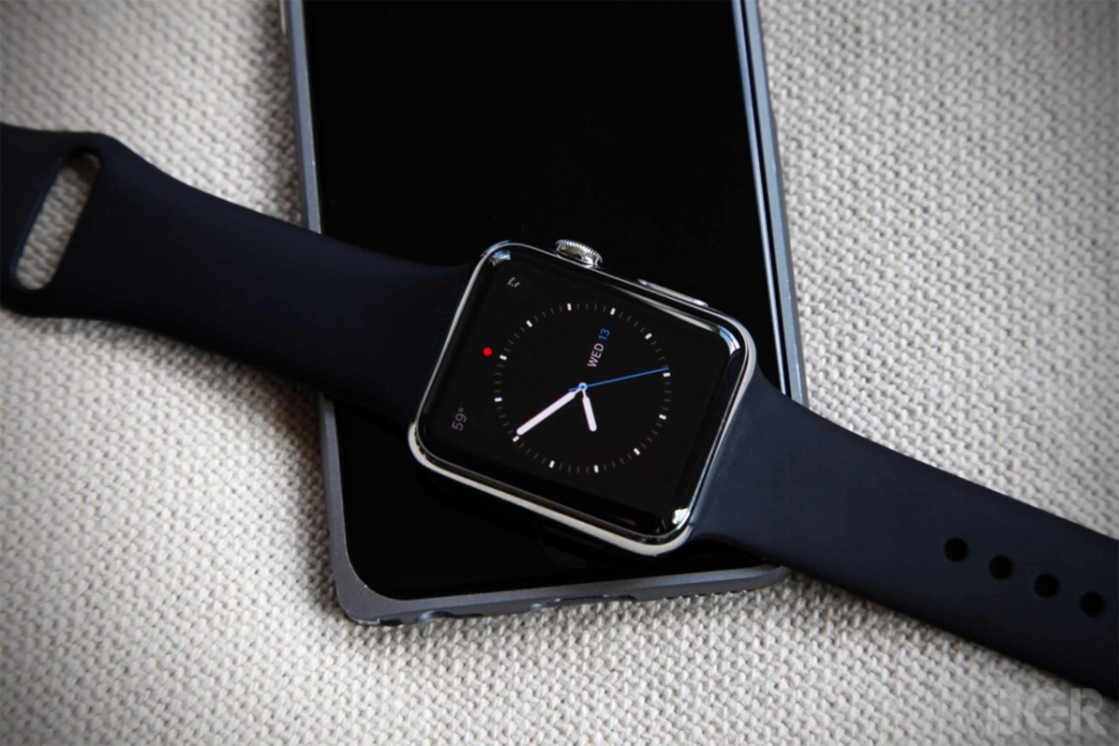 apple_watch_and_apple_iphone_device.jpg