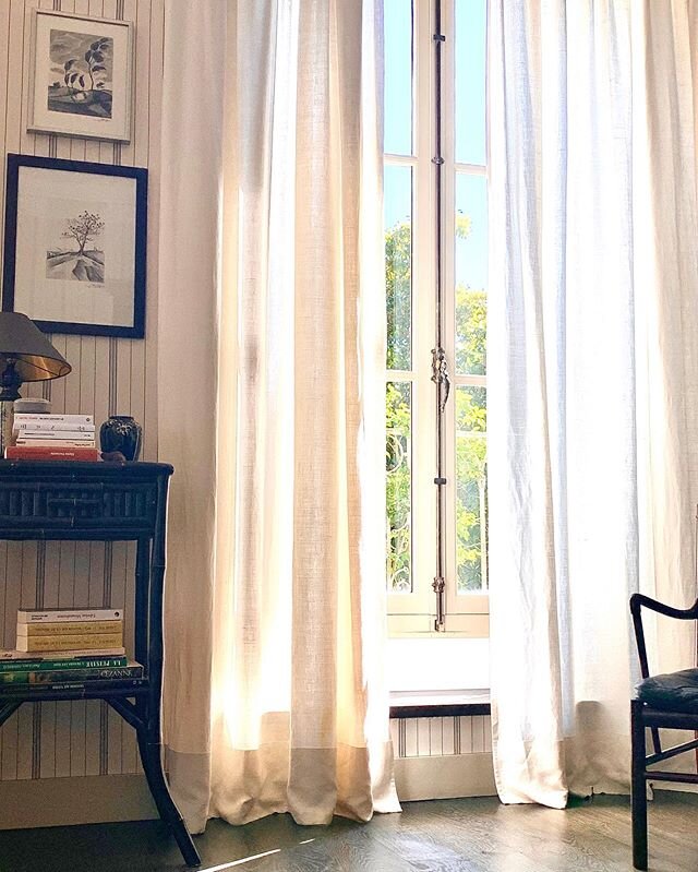 Spring morning light #bedroom #decorby @imlcinteriordesign #paris @laurentcroissandeau #interiordesign #architecture #decoration #design #decor #deco #furniture #curtains @home_sails #linen #fabric @elitisfrance #walls @ian_mankin #window #cremone @r