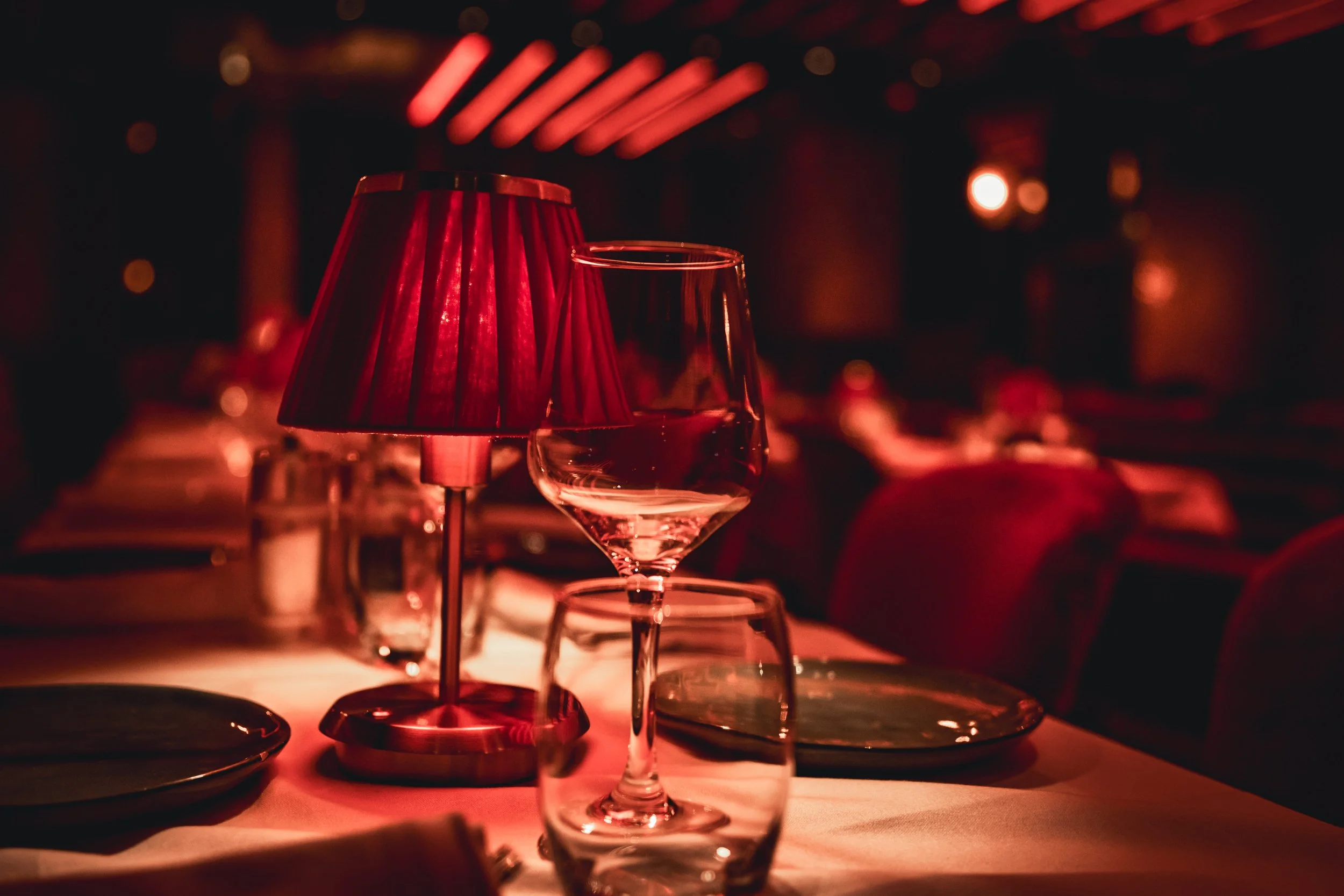 Table dressée au Speakeasy Paris avec verrerie et lumière tamisée