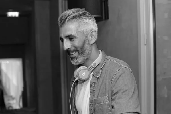 TED FEE Ted Fee est un DJ avec une forte expĂ©rience. Il a commencĂ© le DJing Ă lâĂąge de 14 ans et est devenu une figure reconnue dans Paris. Son style va du Hip Hop Ă lâElectro en passant par le Rnb et la Pop. Ted Fee se produit au Speakeasy et transforme l'ambiance du club chic et branchĂ© pour faire passer aux clients une soirĂ©e inoubliable.