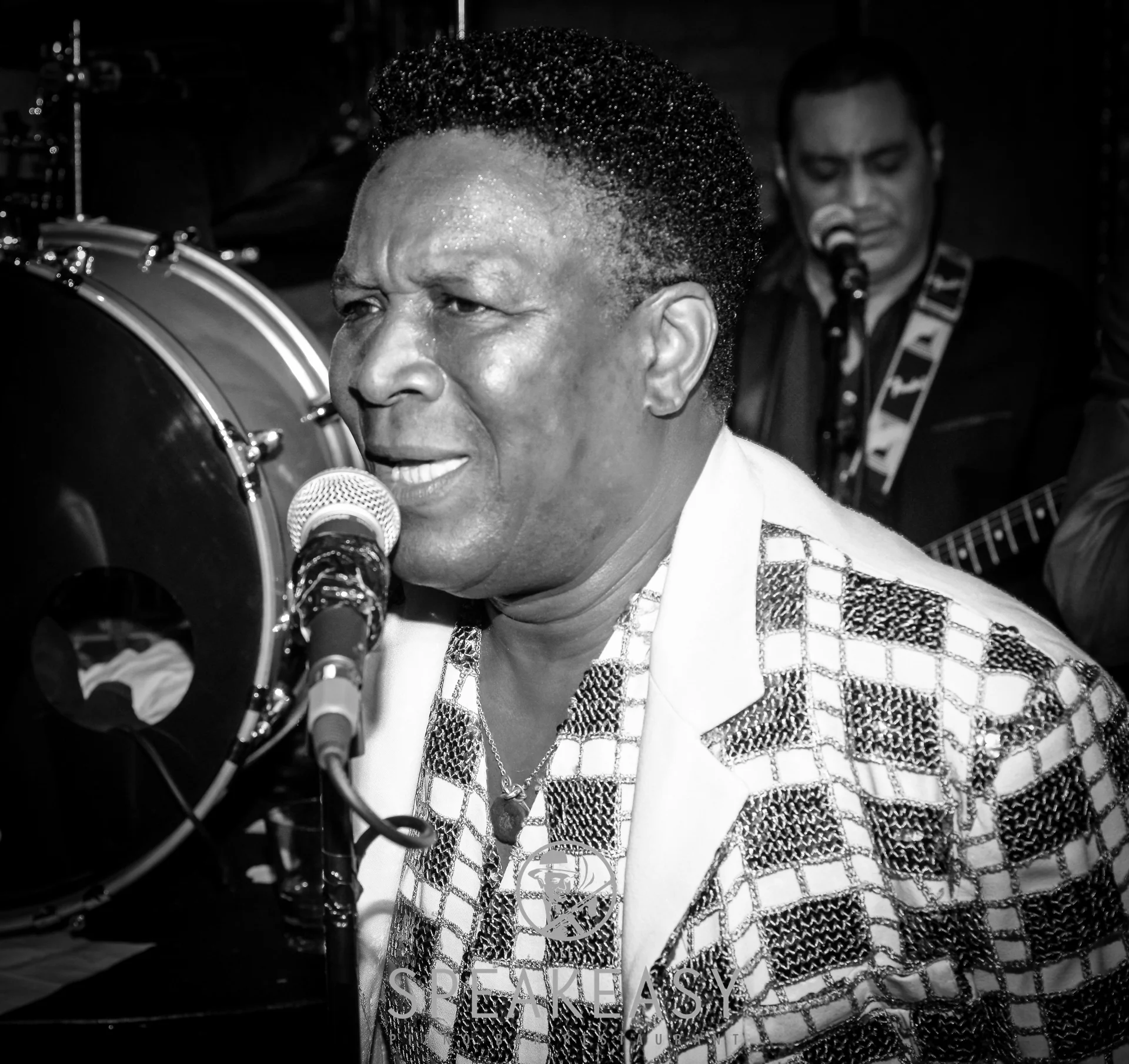 Allan Adote Allan Adote est le roi de la soul and funk. Artiste intense et généreux, il se dépense sans limite sur scène. Son répertoire va de l'histoire afro-américaine de Wilson Picket à Rufus Thomas, de la Tamla Motown à James Brown. L’énergie inépuisable d’Allan Adote vous procurera l’envie de danser sur la piste !