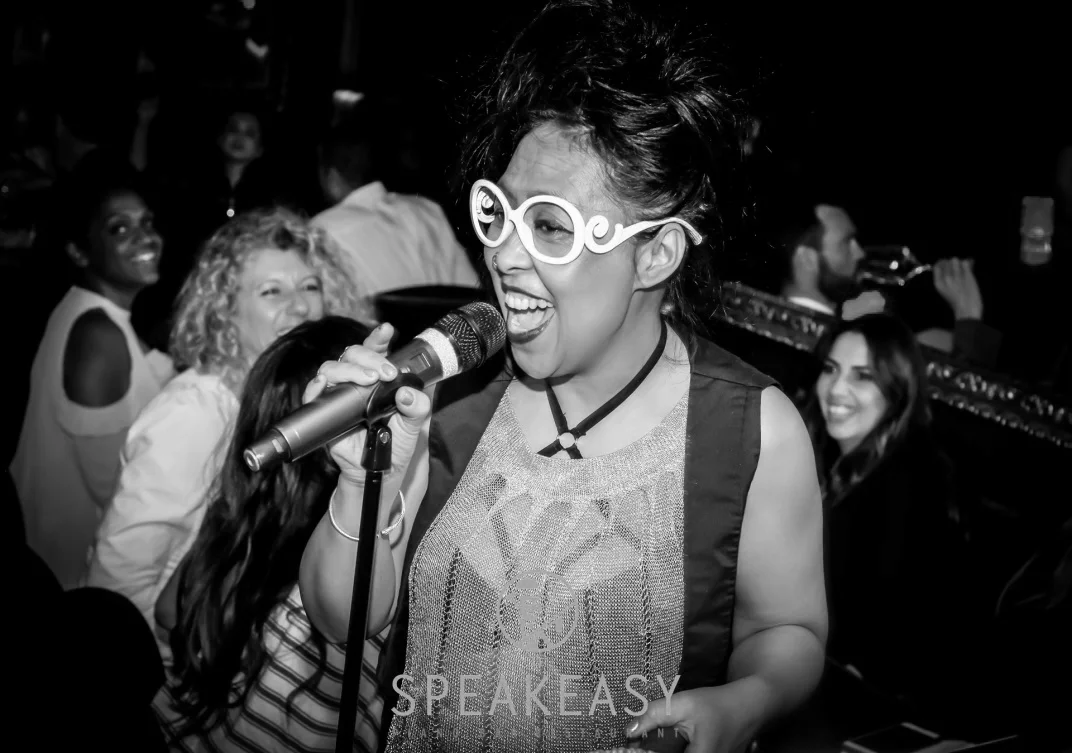 Suzy Randria Passionnée de la musique afro-américaine depuis son enfance, Suzy a une énergie folle sur scène qu’elle partage avec son public. Un talent que vous retrouvez avec ses reprises d’Aretha Franklin, Tina Turner, Lauryn Hill et Nina Simone.