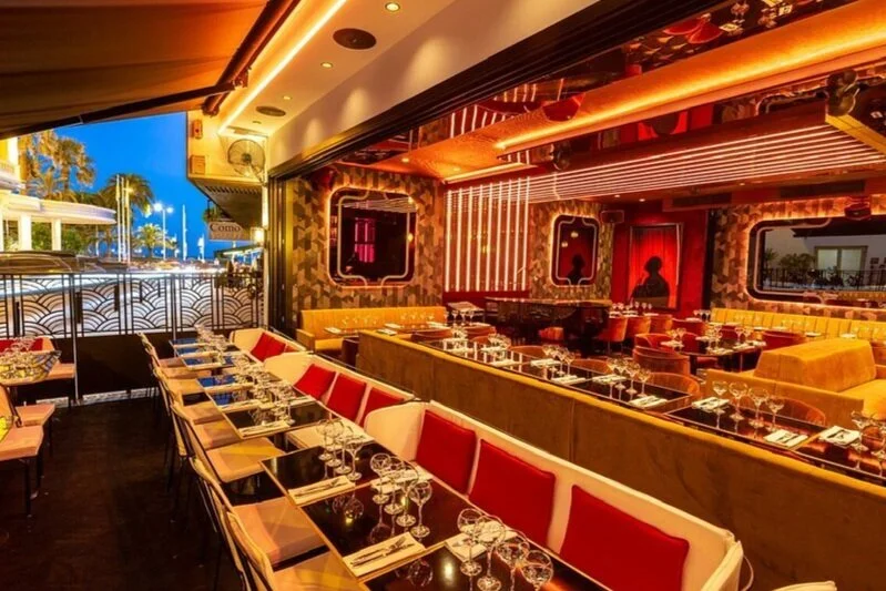 Salle du Speakeasy Cannes avec vue extérieure près de la Croisette