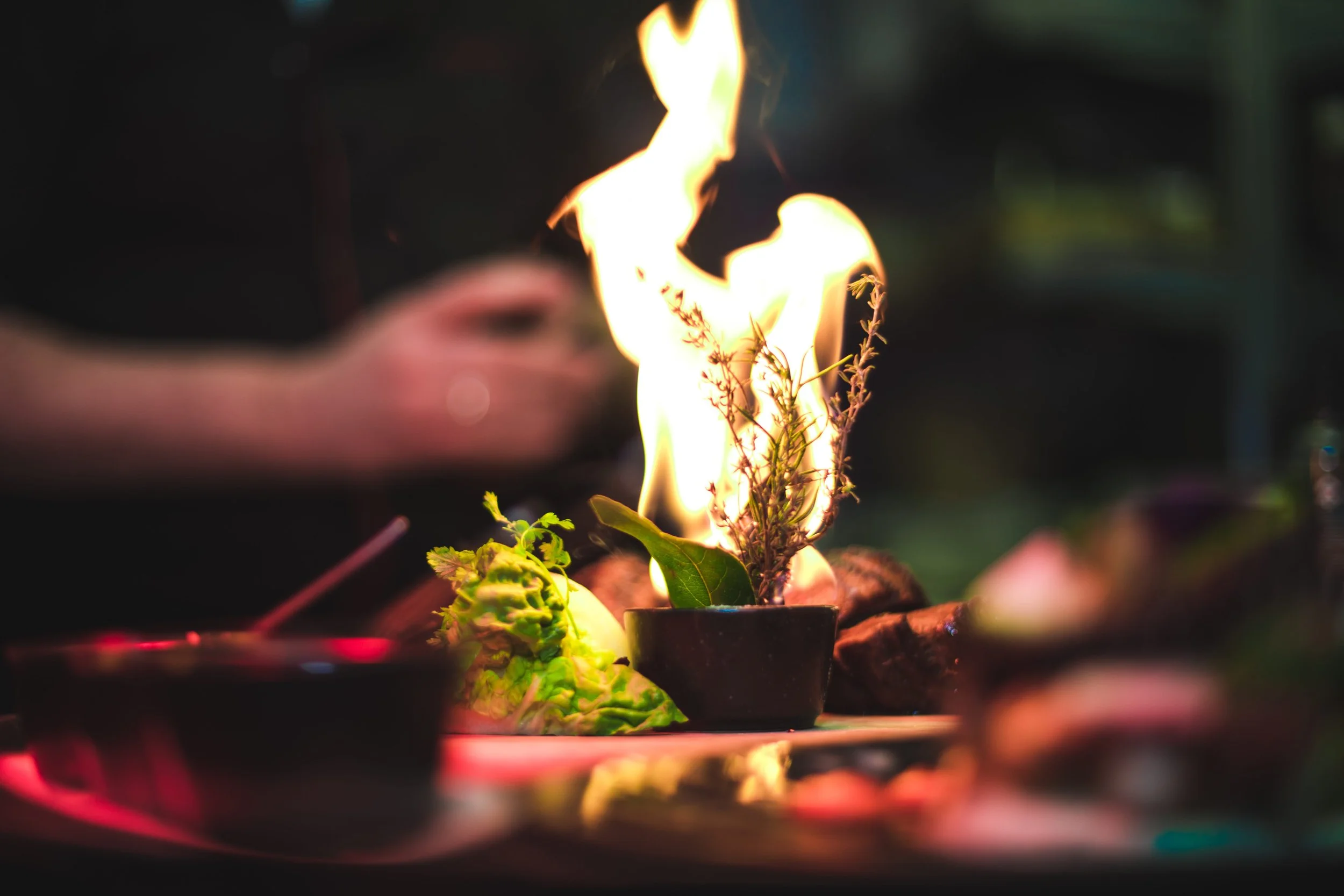 Menu cuisine du Speakeasy Paris avec plat flambé