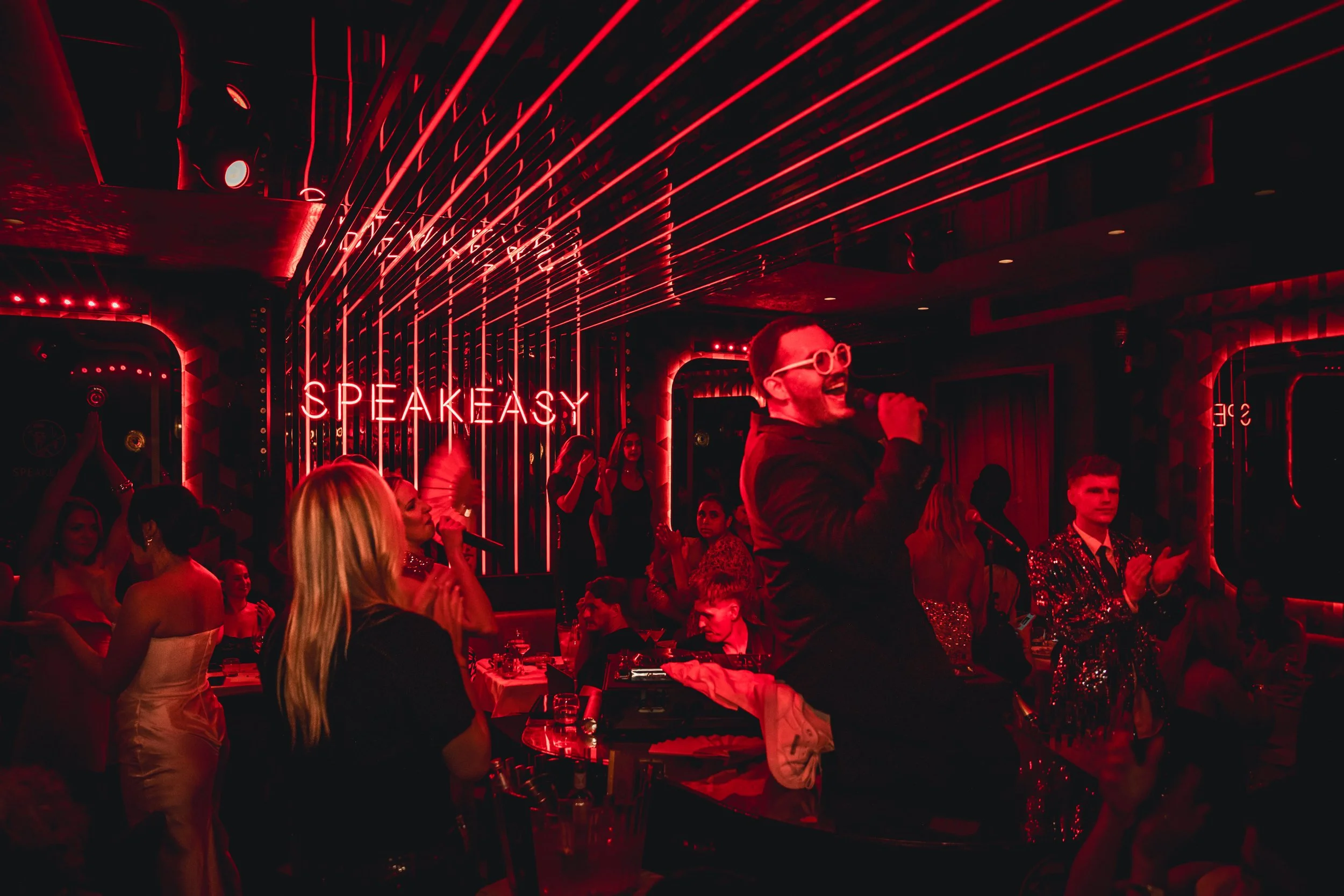 Performance live au Speakeasy Cannes dans une ambiance de soirée festive