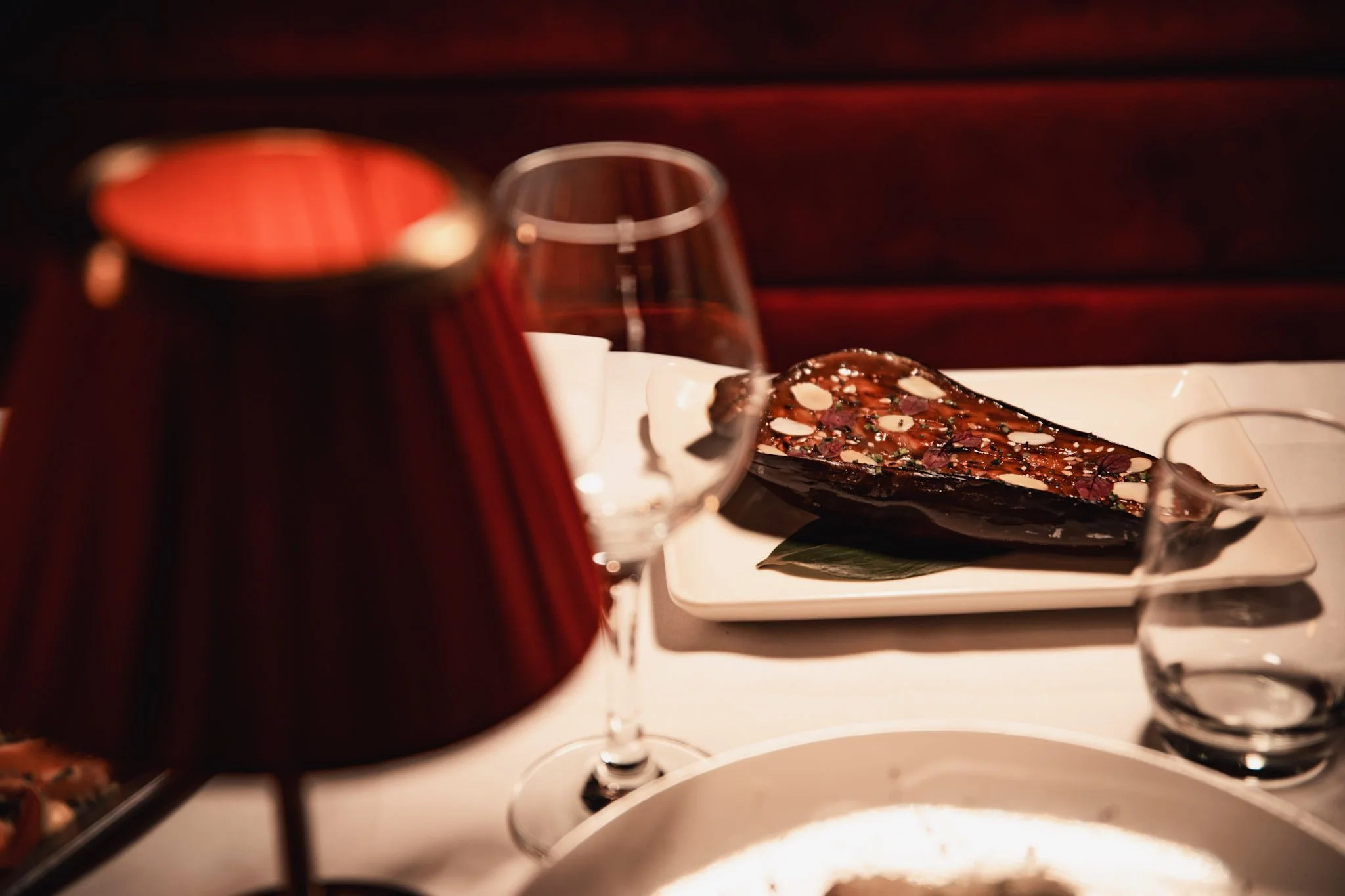 Plat raffiné avec garnitures, ambiance chaleureuse et élégante