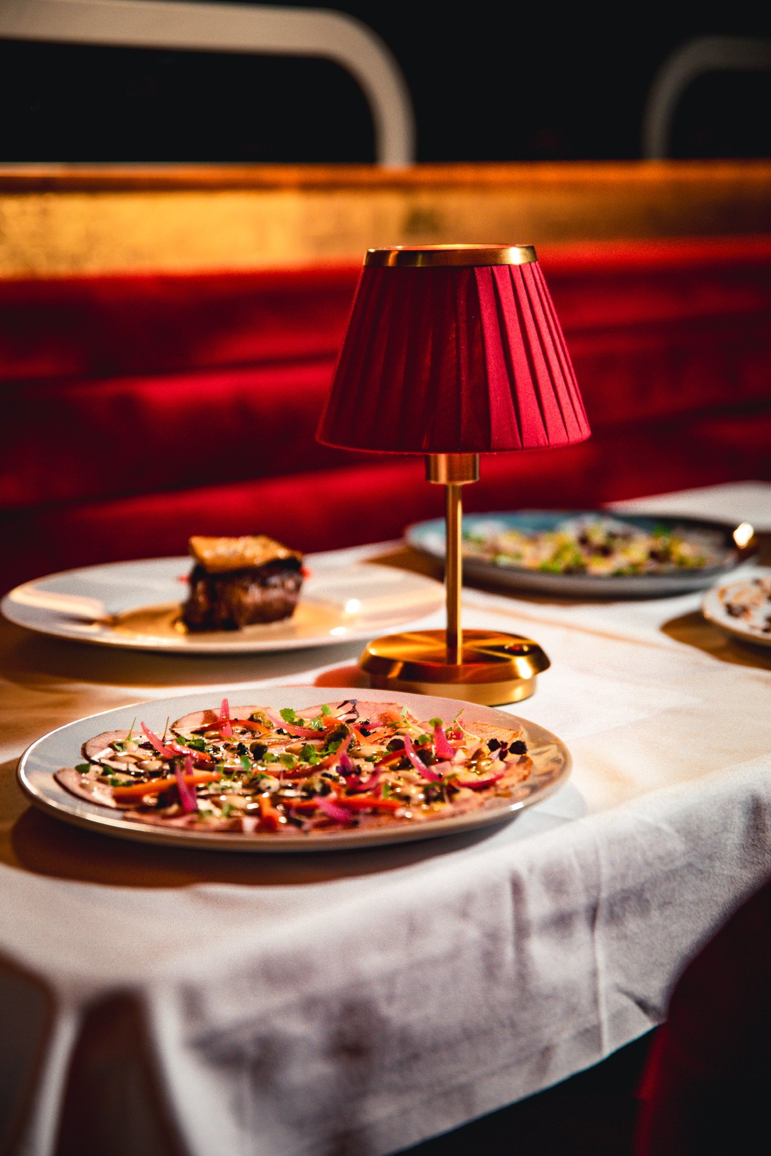 Assiette raffinée dressée pendant le dîner au Speakeasy Paris