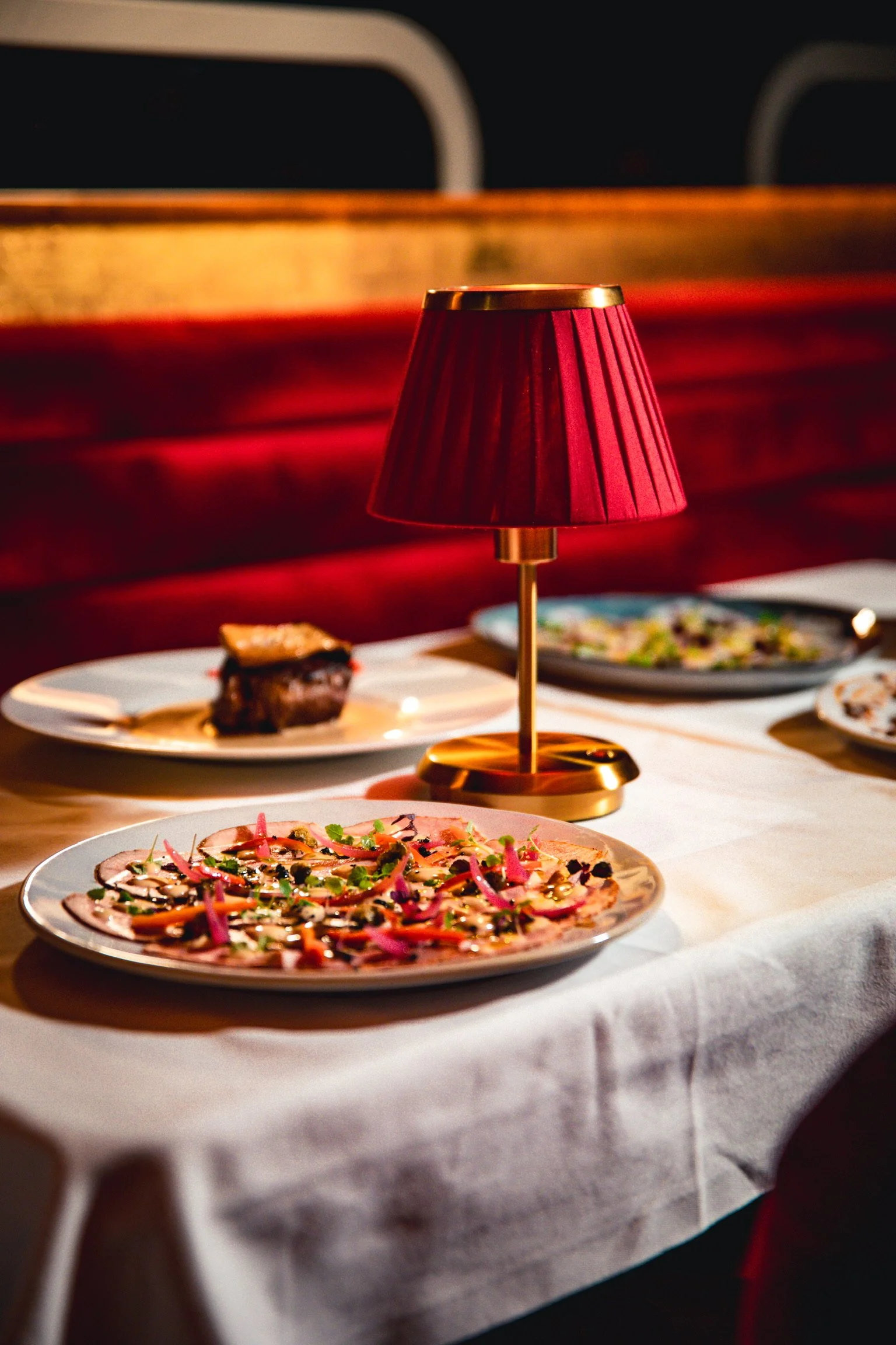 Table dressée et plats servis lors du dîner au Speakeasy
