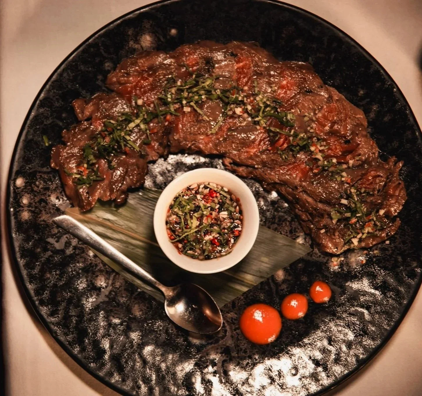 Plat raffiné signature Viande Le Speakeasy