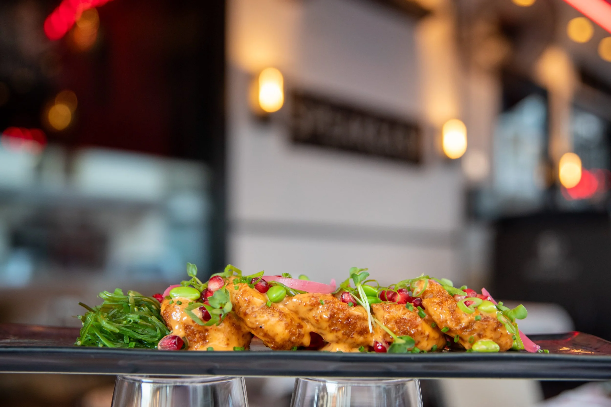 Plat servi au Speakeasy Cannes avec dressage soigné et garniture fraîche