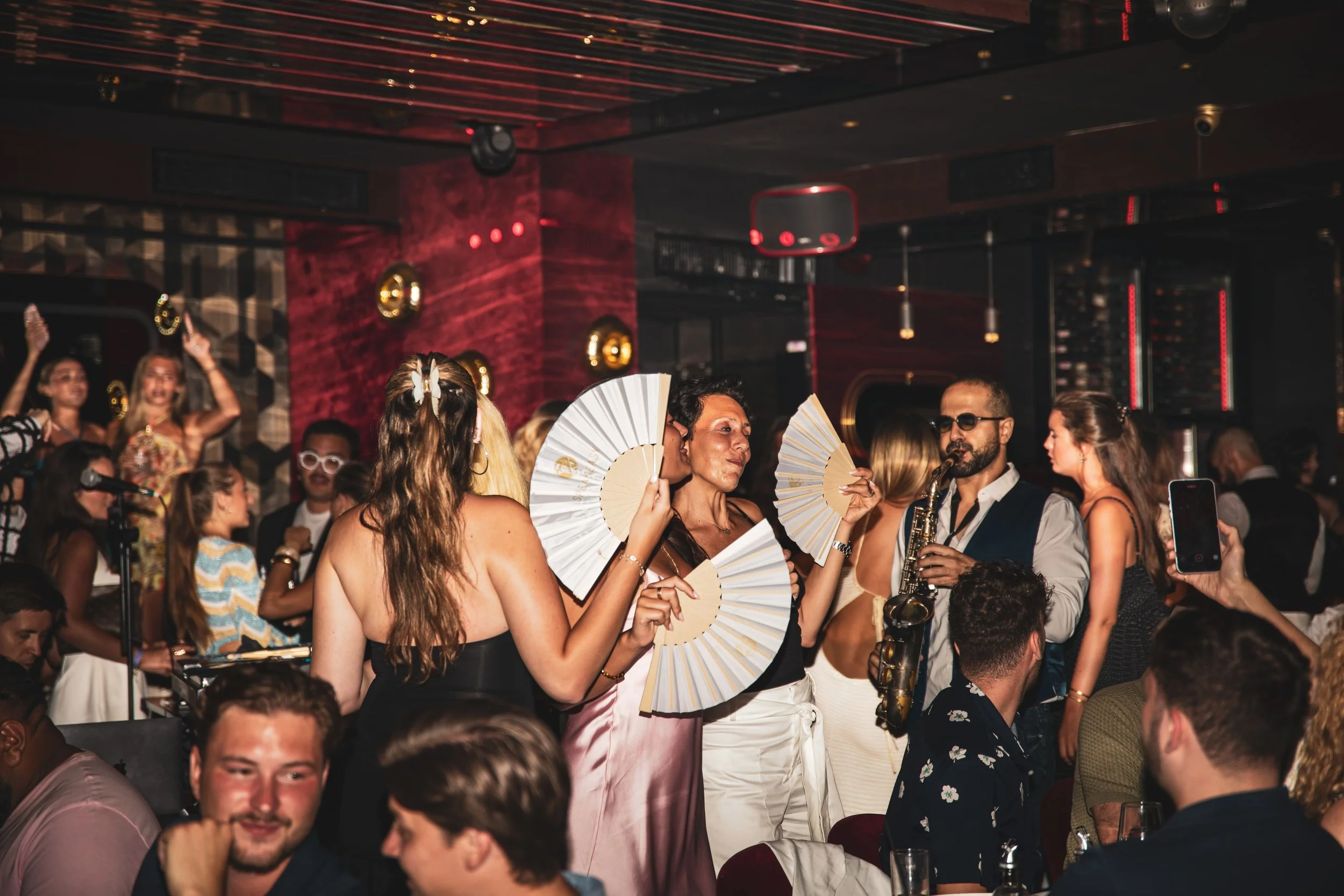Ambiance nightlife au Speakeasy Cannes après minuit