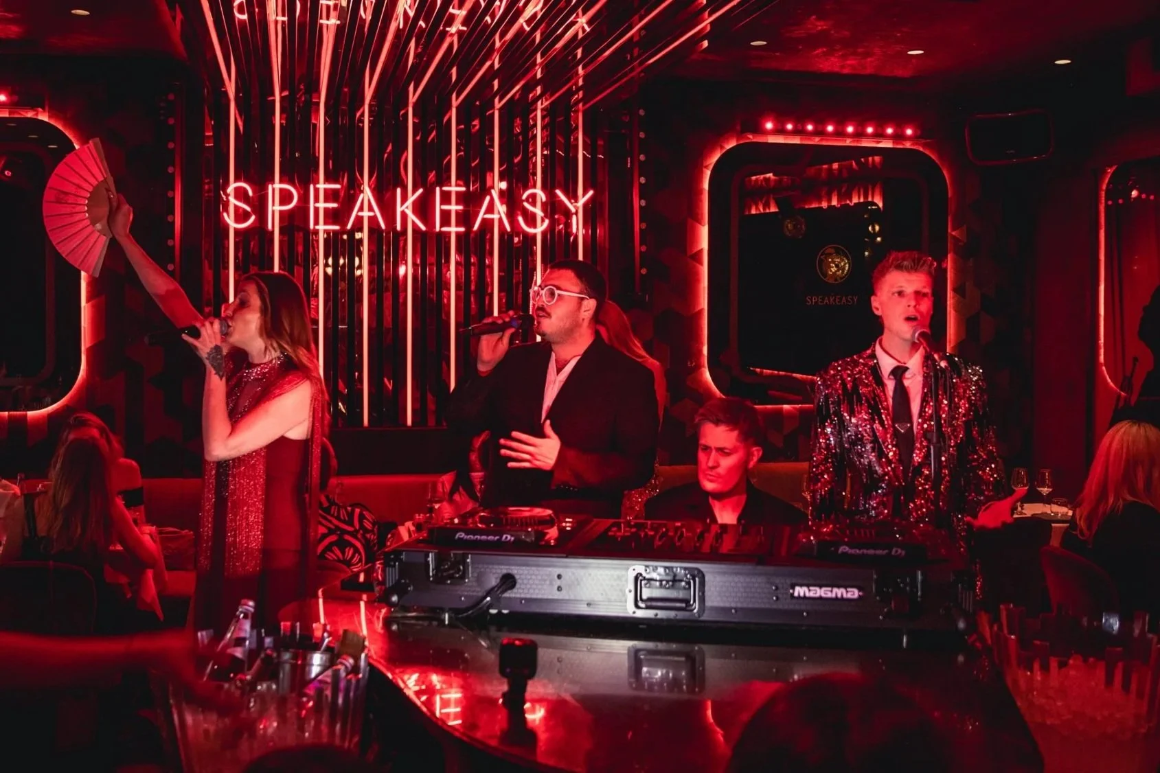 Musiciens en performance live pendant une soirée au Speakeasy