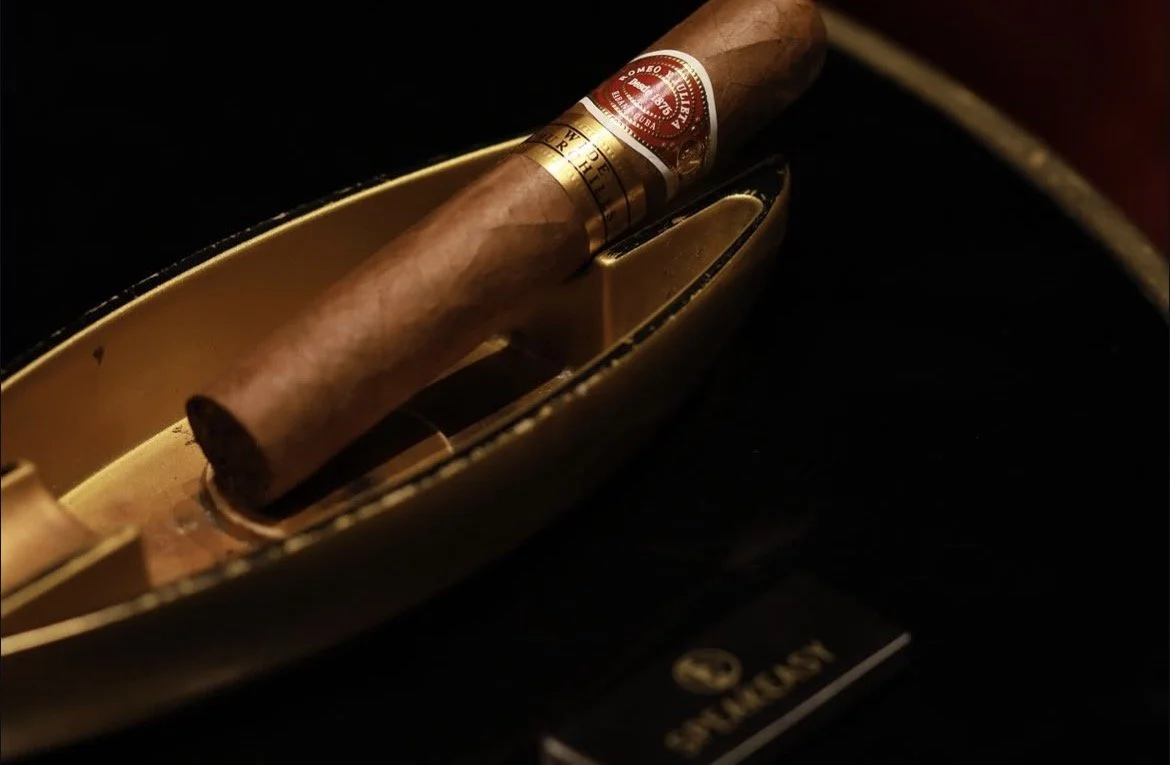Cigare présenté dans le Cigar Lounge du Speakeasy Paris