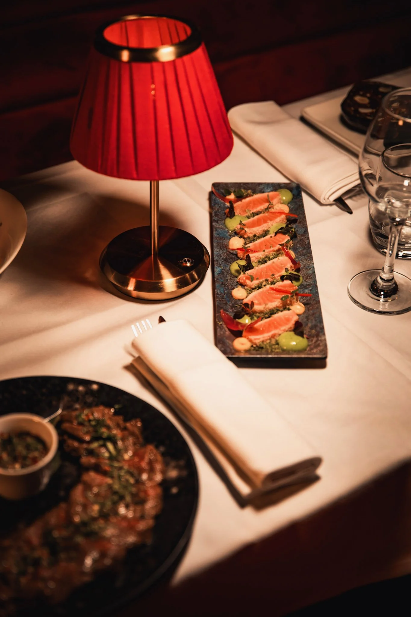 Plat servi à table dans l’atmosphère feutrée du Speakeasy Paris