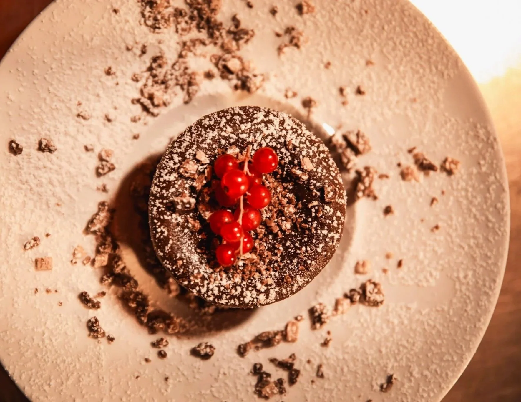 Spécialité dessert au chocolat et fruits rouges dressé avec présentation soignée au Speakeasy