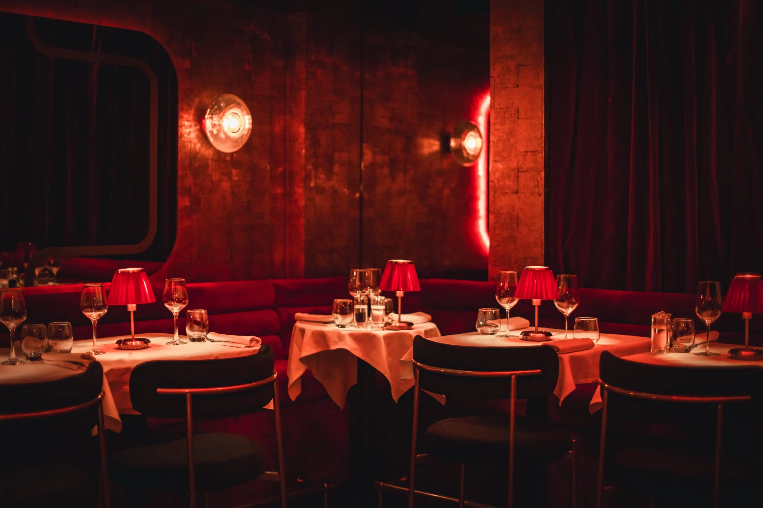 Salle du Speakeasy Paris préparée pour un événement privé