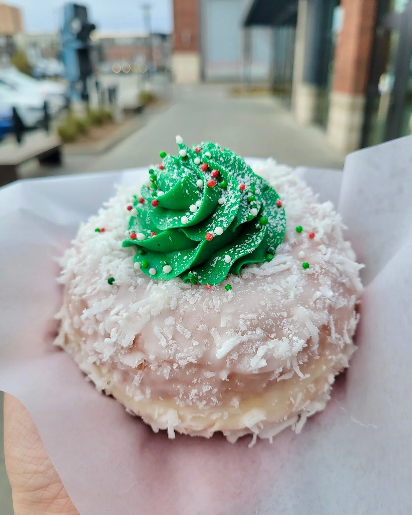 Oh Christmas Tree honey! 🎄

Find this coconut glazed ring topped with a festive peppermint buttercream inside our Extra-Festive Fun Fun Holiday Half Dozen! 🎁

Available online only at doughnutparty.ca until December 24th while supplies last! 👼