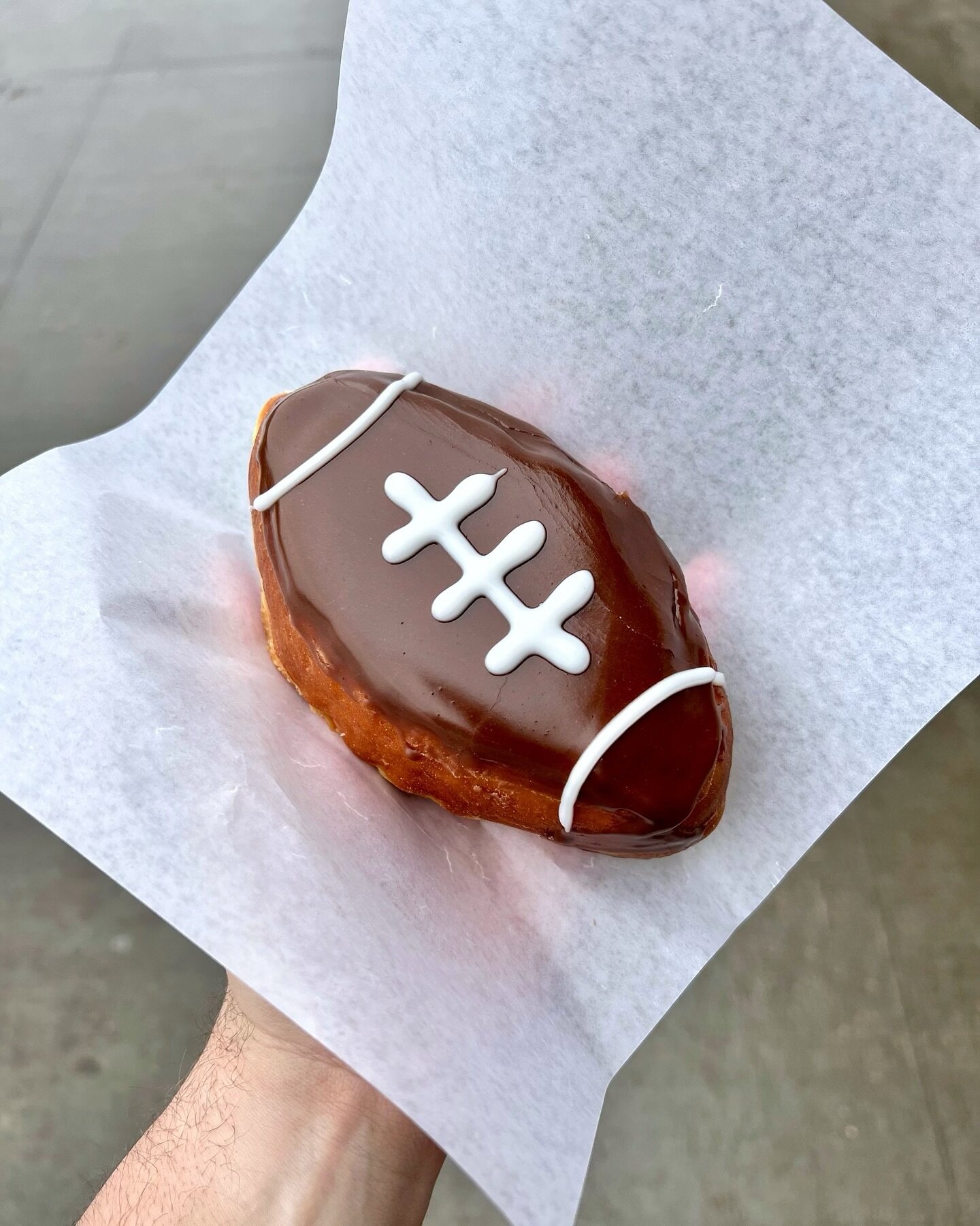 Tailgate with a 6-pack of (adorable) donut footballs!

🏈🏈🏈🏈🏈🏈

Pre-order for pickup on Sunday only for SUPER BOWL LVIII and impress EVERYONE at your party with these on-theme Boston Creams 💅

Order thru our website! 🛋️🤳