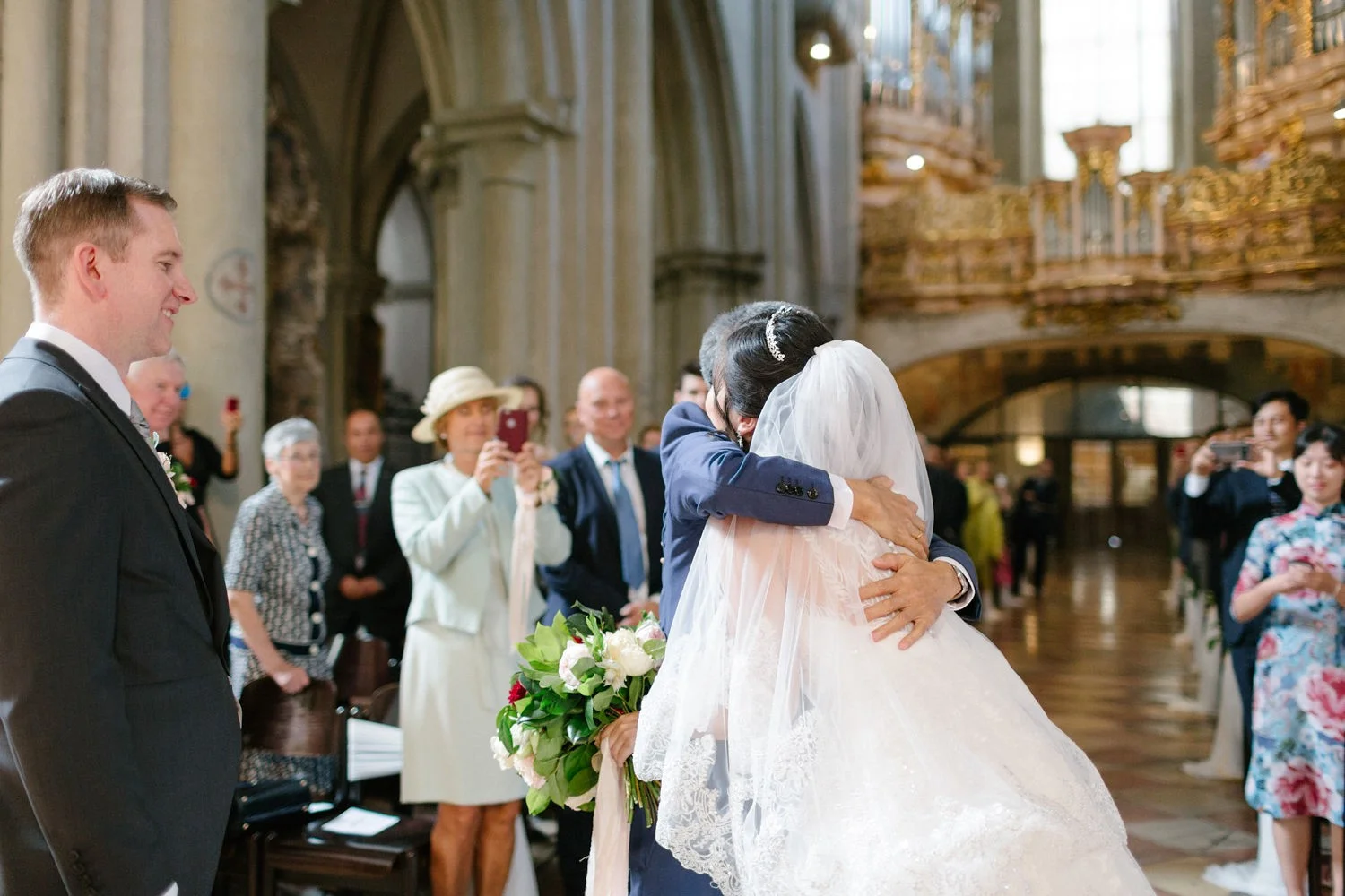 british-chinese-destination-wedding-vienna-austria-highemotionweddings-nikolbodnarova-religious-ceremony-michaelerkirche-hofburg (8).jpg