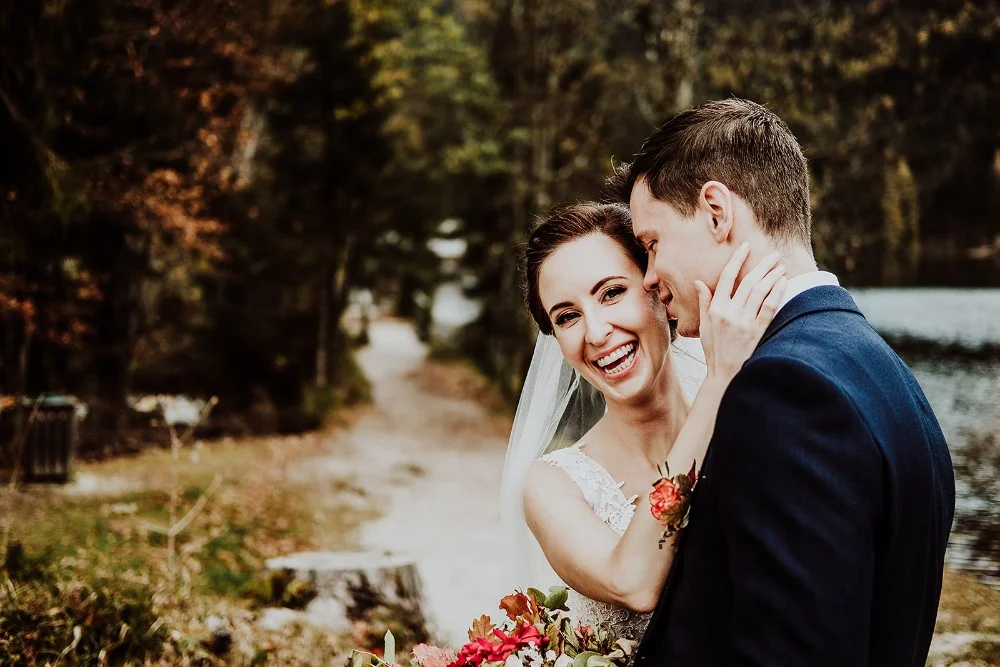 elopement-destination-wedding-mountains-lakes-hallstatt-austria-badaussee-kohlroserlhutte-genussamsee-odensee (42).jpg