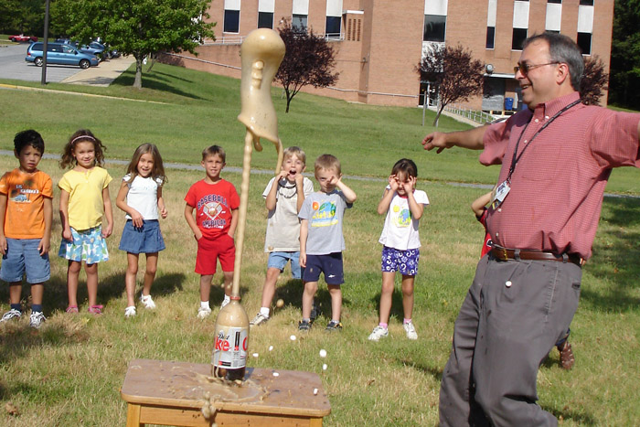 Diet Coke + mentos experiment via Flickr