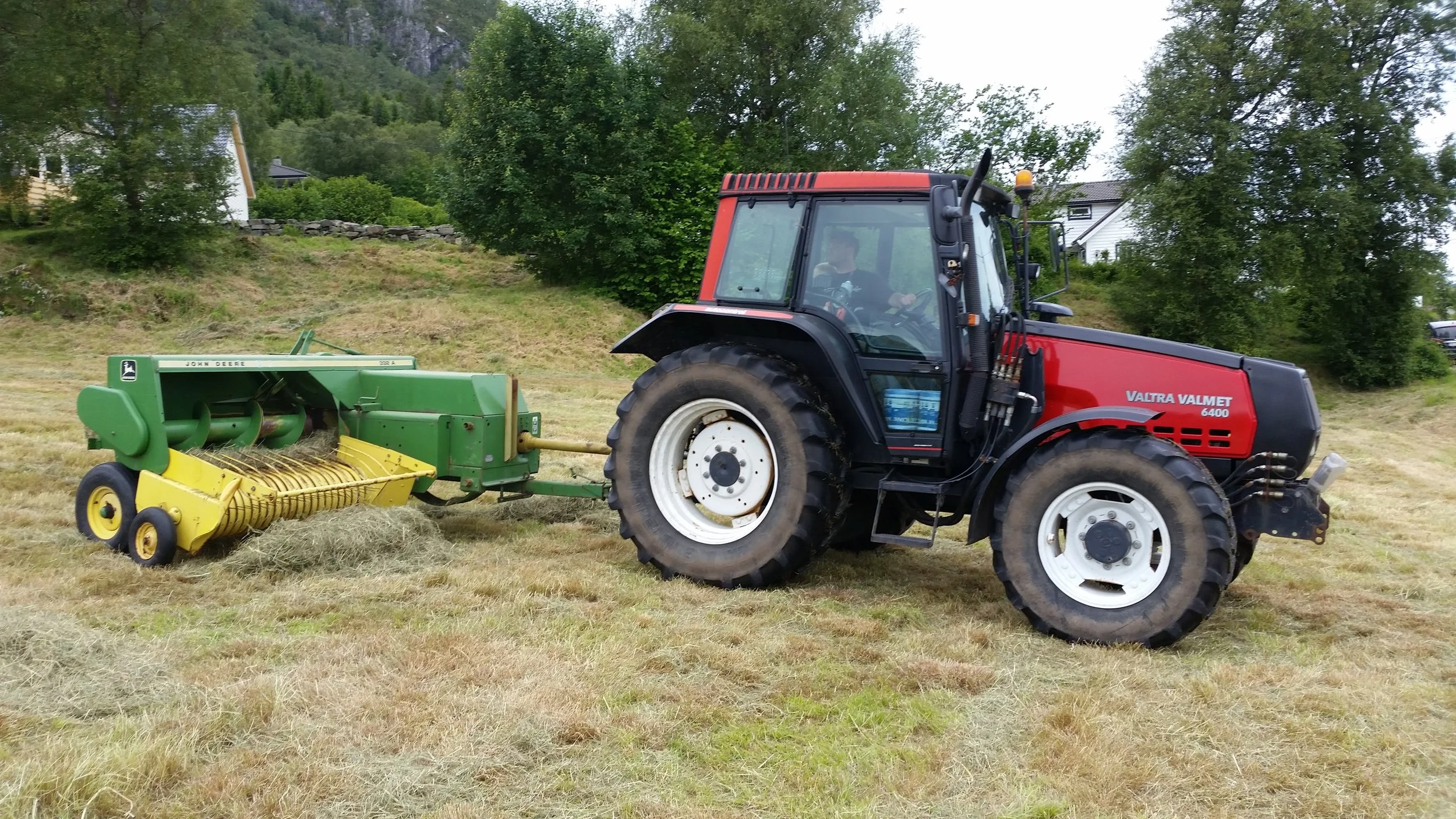 Pressing av tørrhøy sumaren 2015