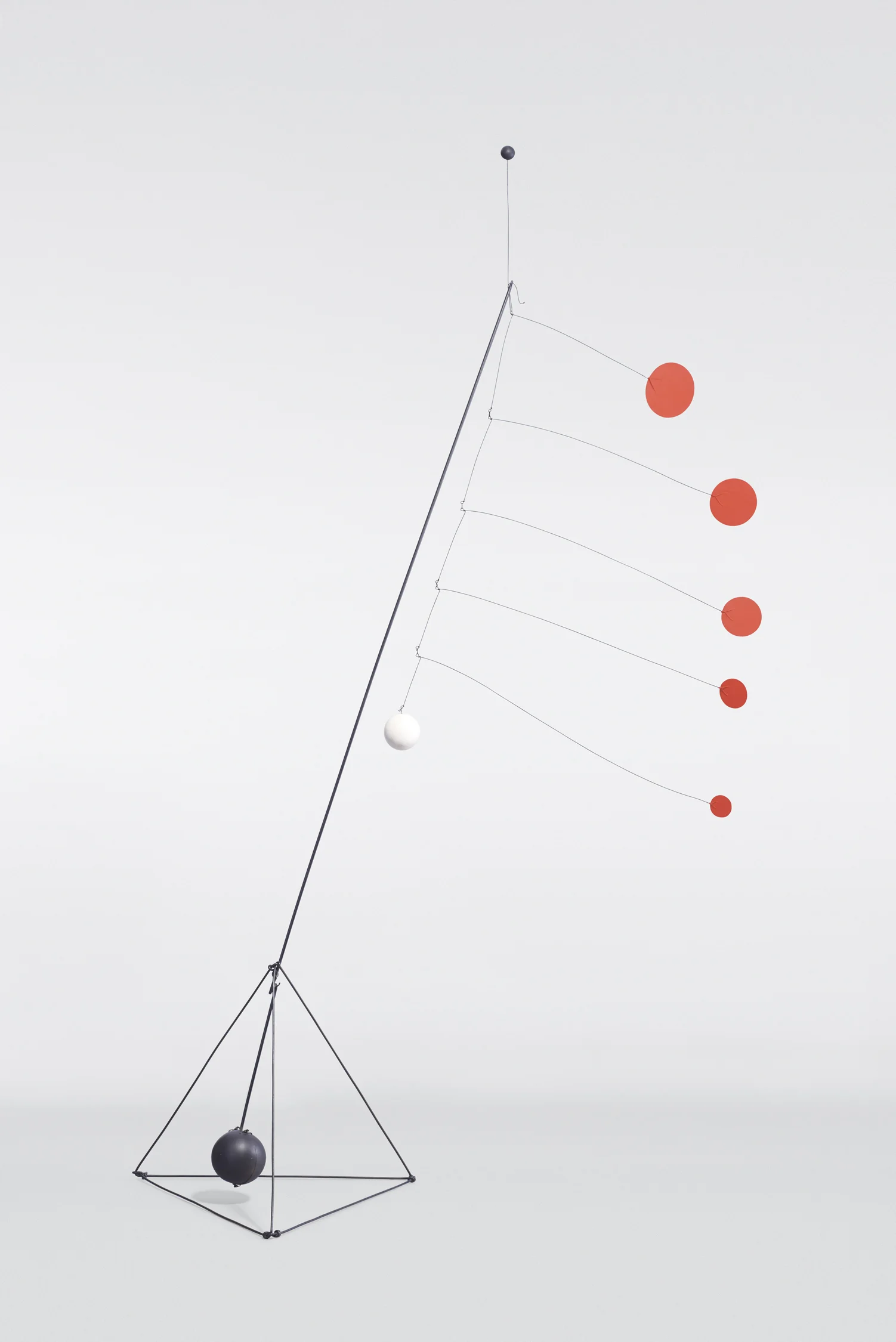 Calder_Object_Red_Discs_Sequence_021_BEAUTY_SHOT_final.jpg
